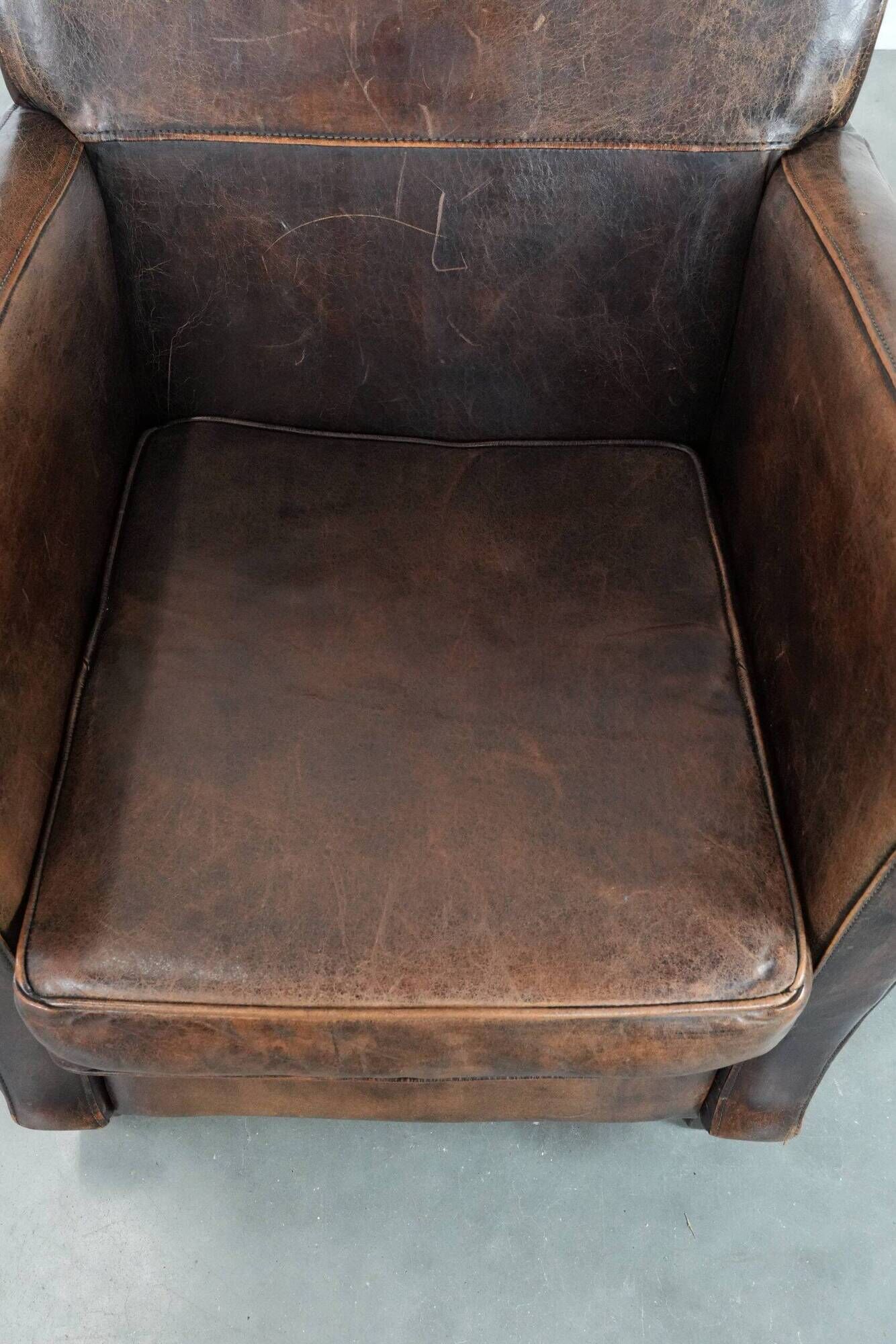 Sleekly shaped timeless design armchair made of sheepskin leather