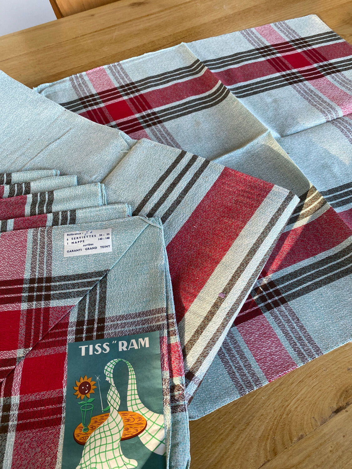 Nappe 140x140 et 6 serviettes à carreaux