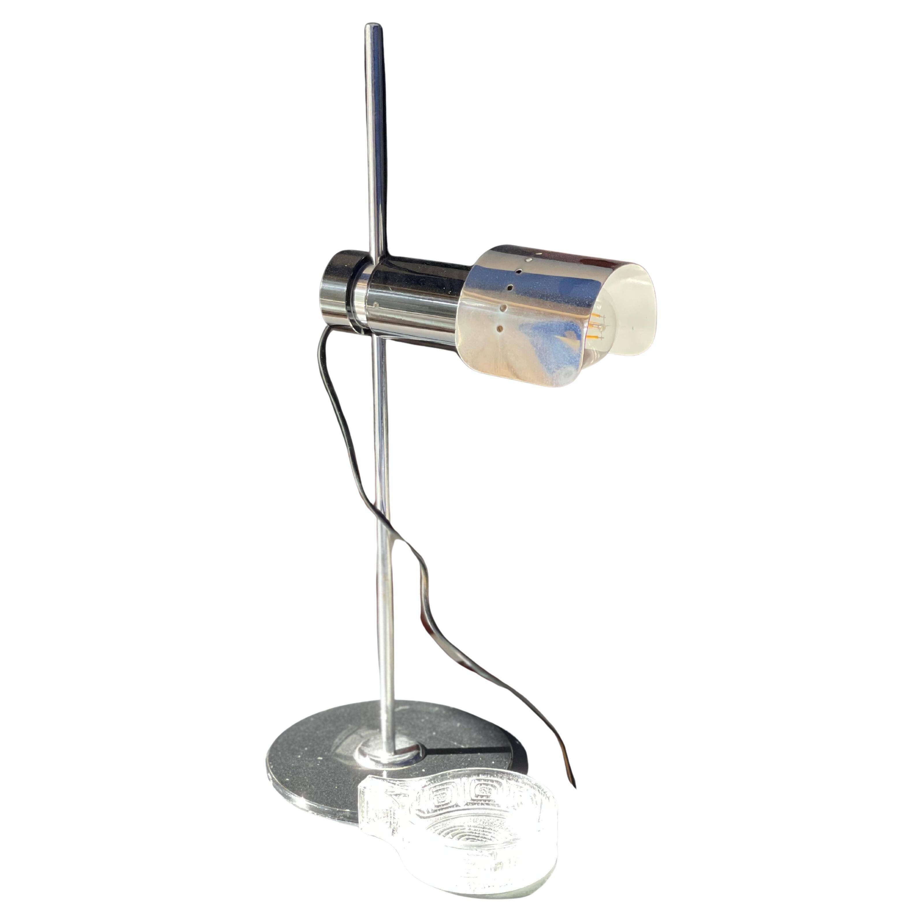 Lampe de table italienne vintage des années 1970 dans le style de Joe Colombo pour Oluce, chromée.