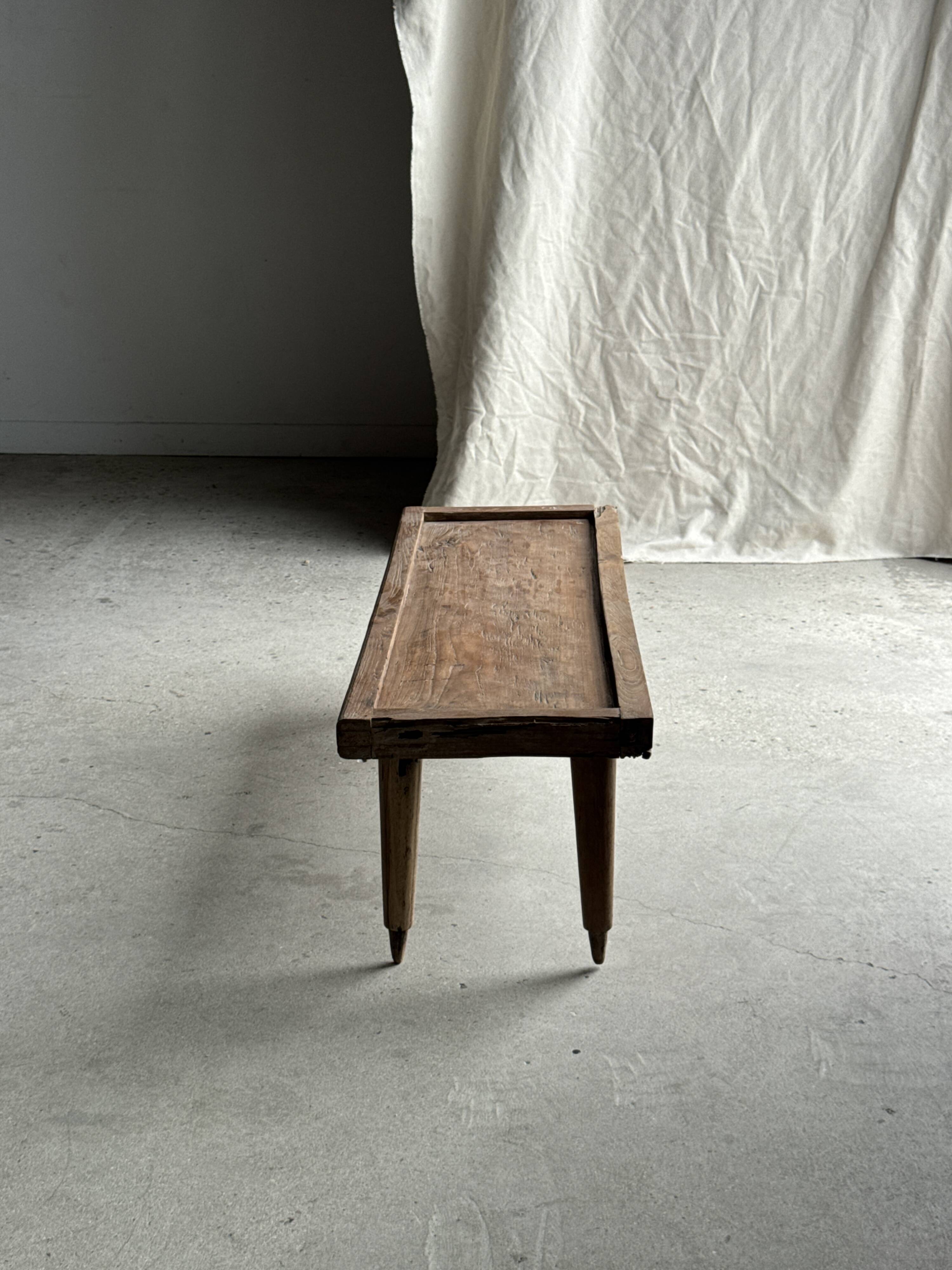 Brown Indonesian teak coffee table, with a border and cylindrical legs H40 L103.
