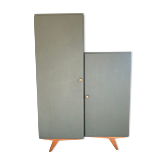 Asymmetrical wardrobe with compass legs