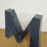 Lettre M ancienne en relief et en zinc