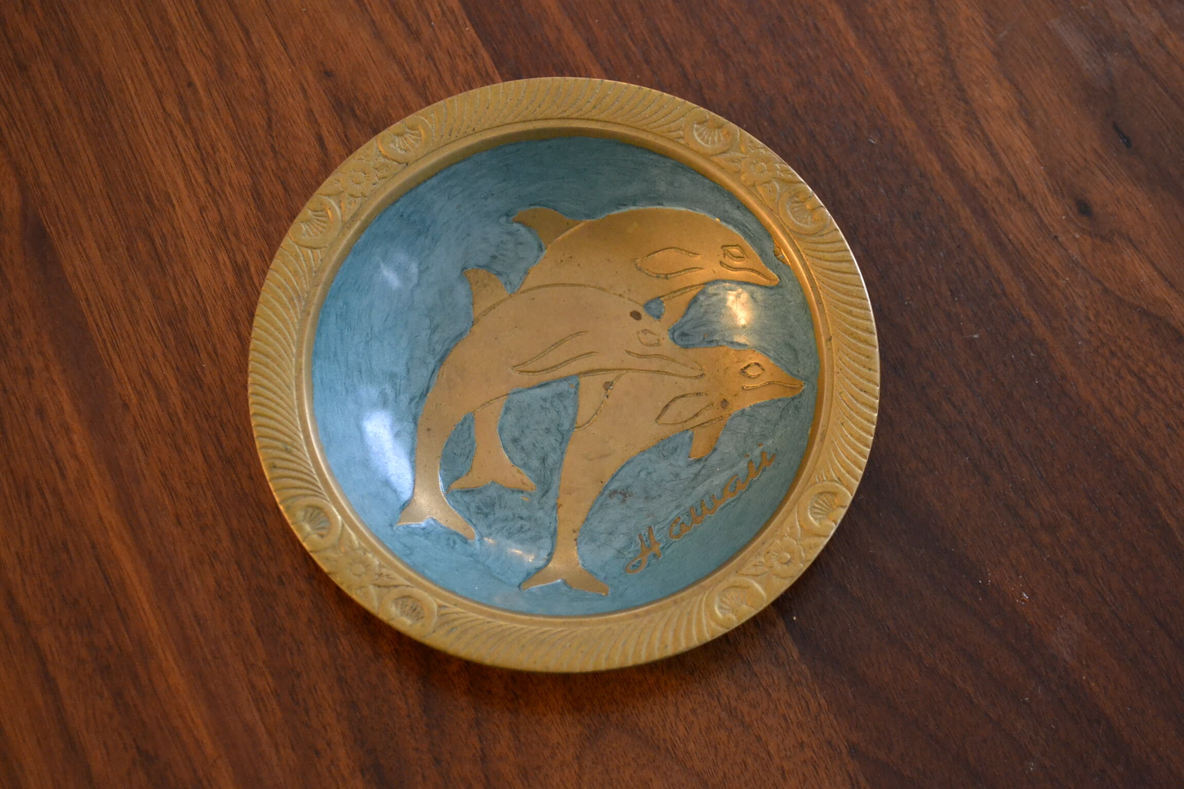 Empty pocket in brass dolphins design