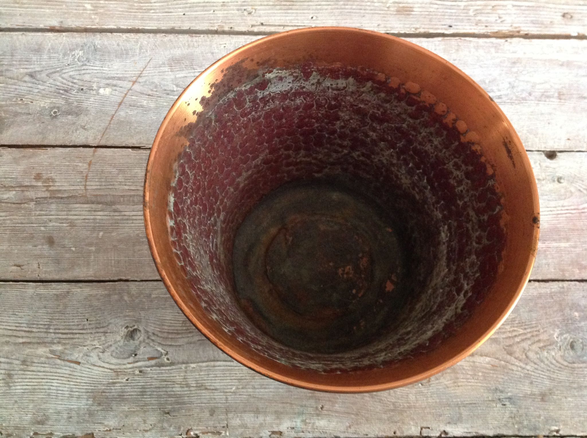 Cache hammered copper pot