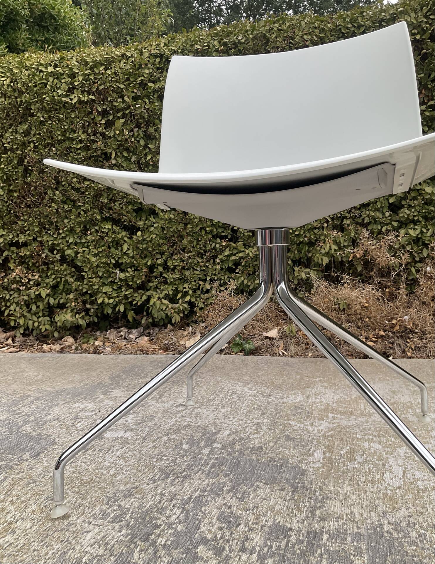 Chaise pivotante Catifa édition Arper par Lievore Alther
