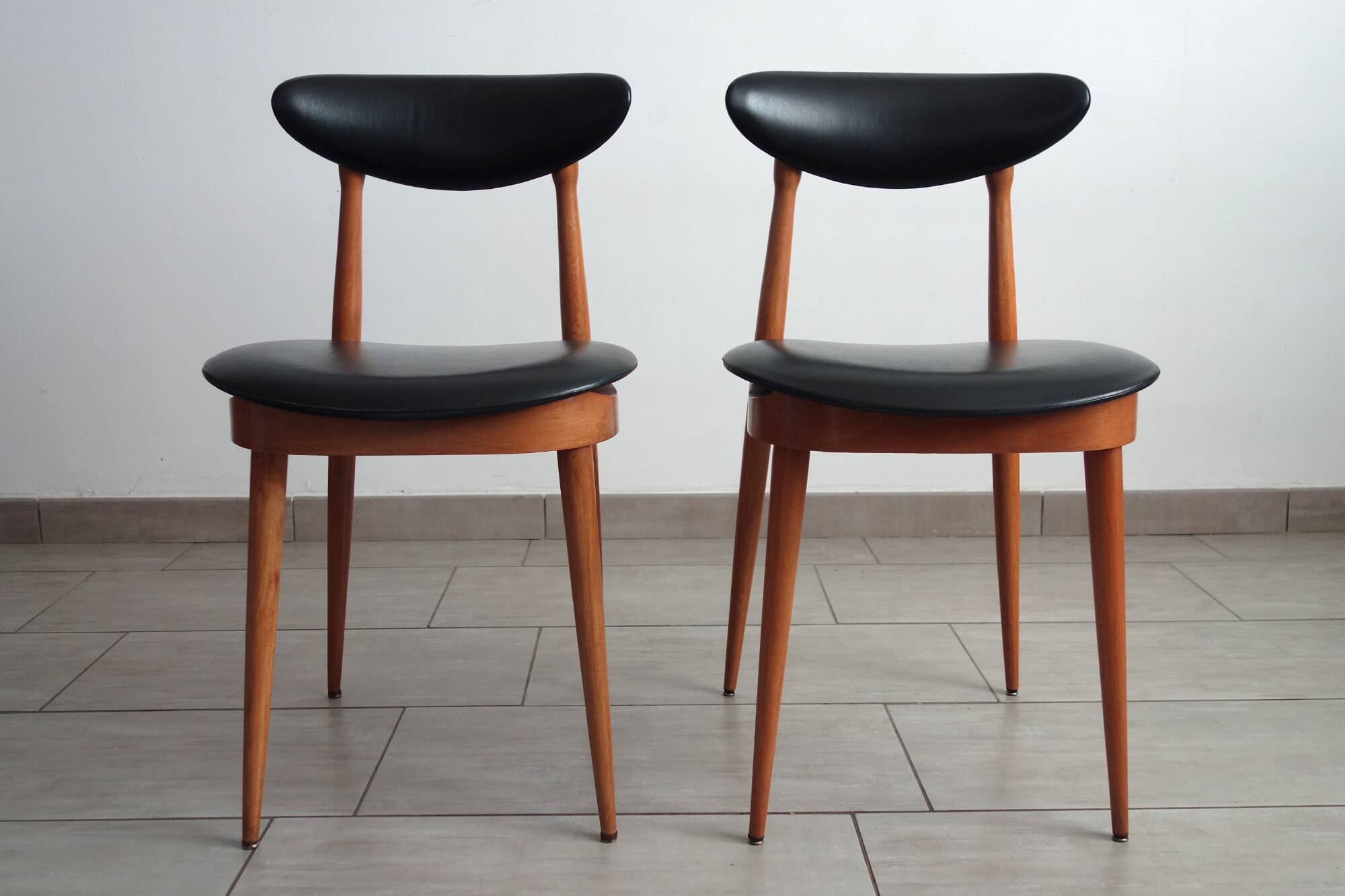 Paire de chaises modèle Licorne de chez Baumann