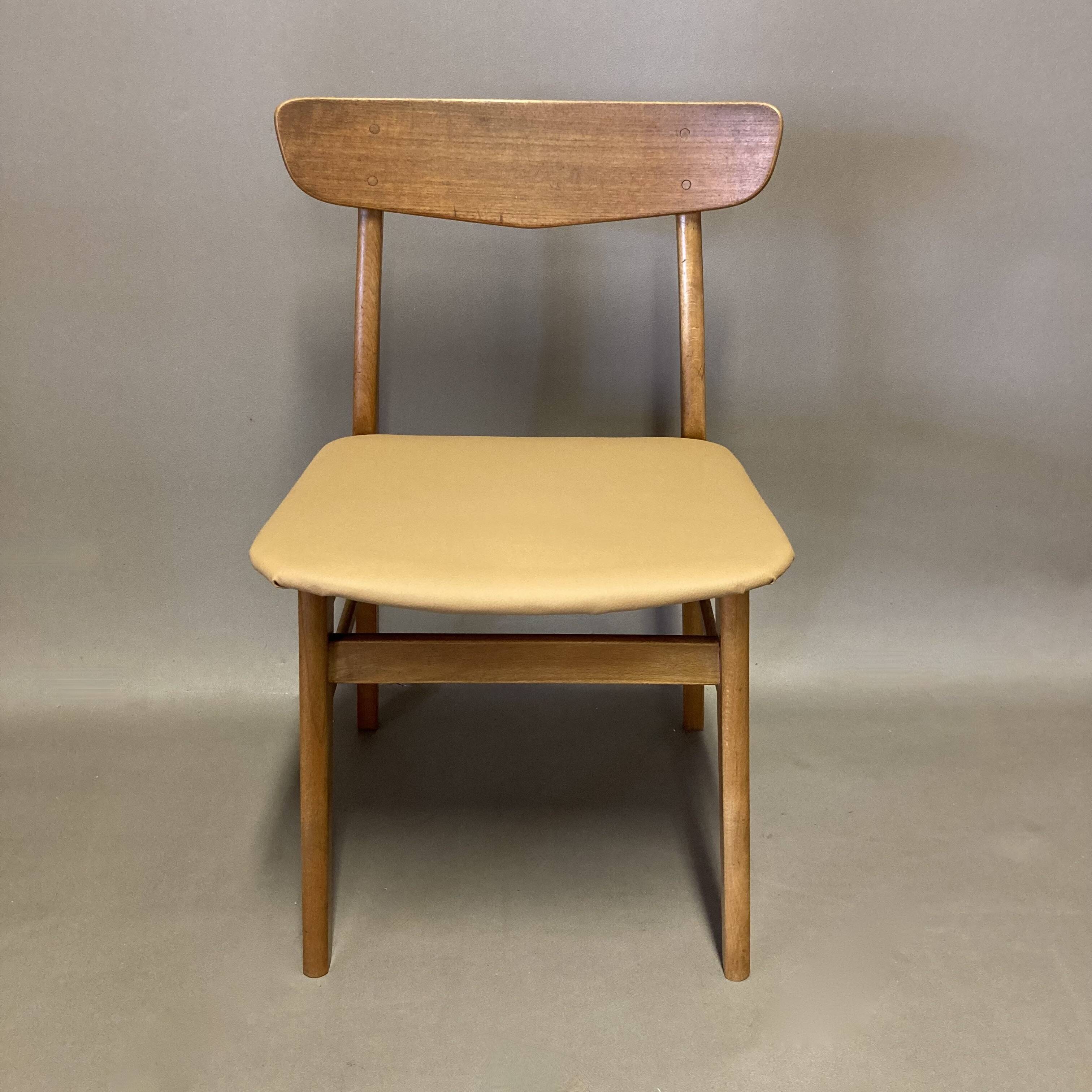 Suite de 4 chaises "Design Scandinave" 1950.