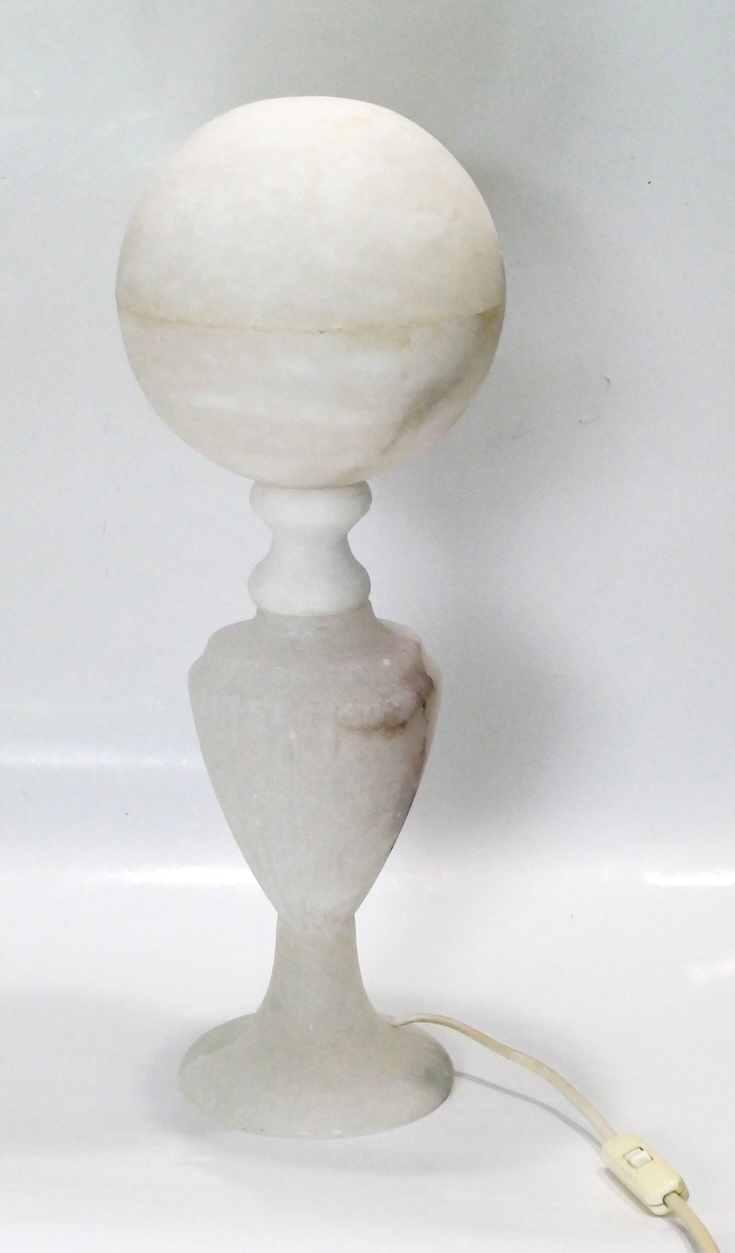 lampe à poser en albatre avec globe en albatre Italie 1950-60