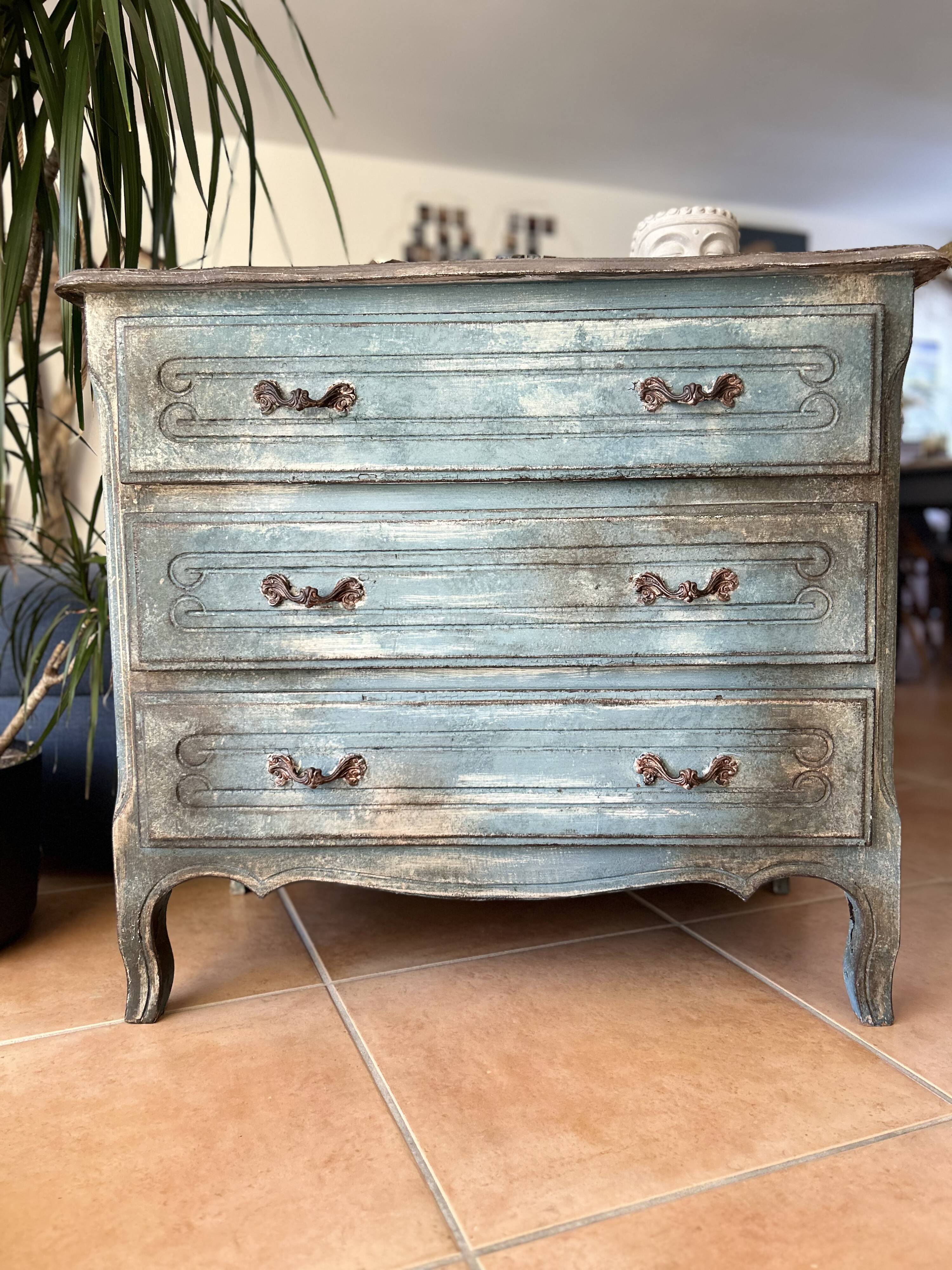 Antique commode with a patina in the Tuscan technique.