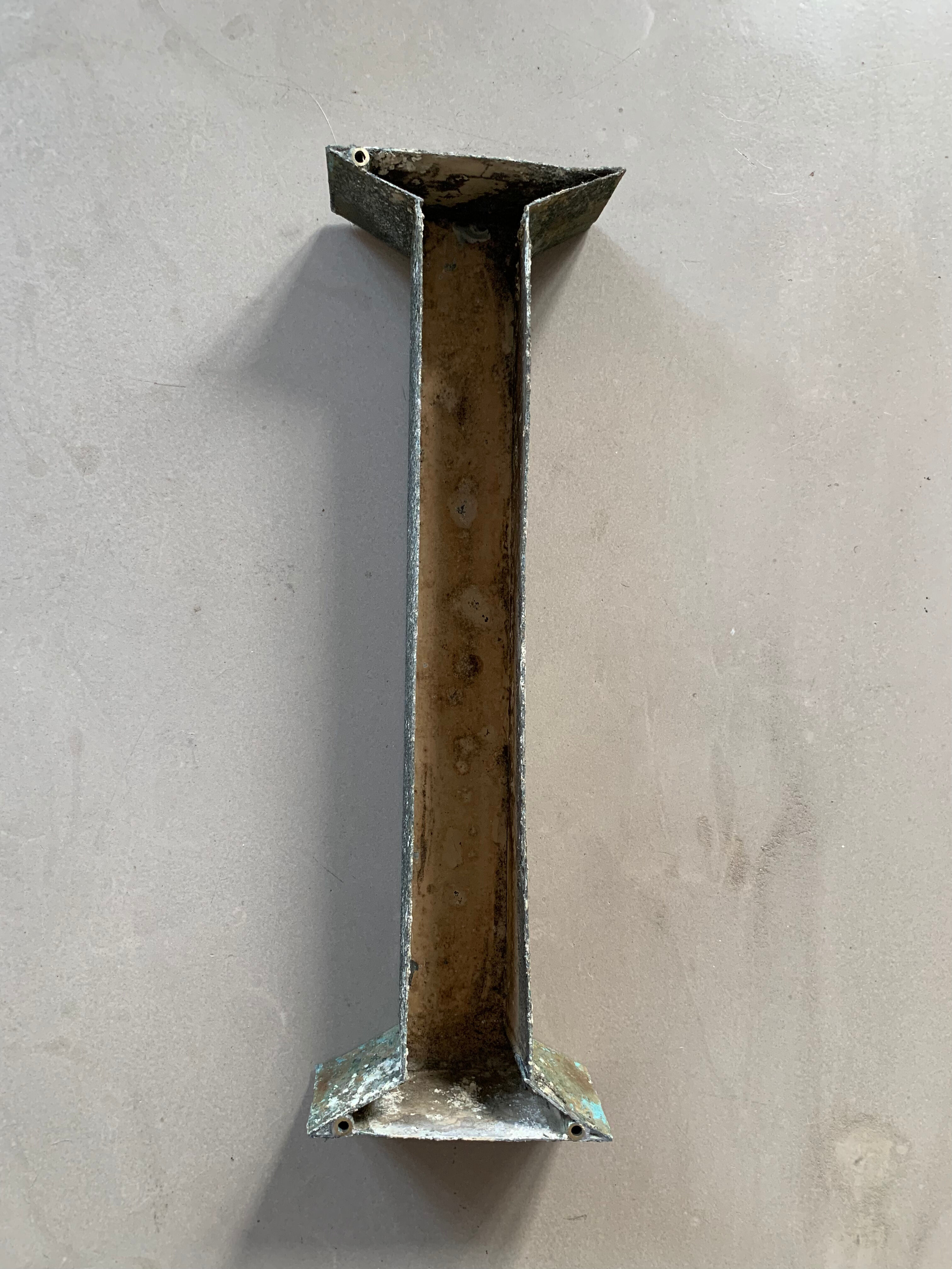 Lettre d’enseigne ancienne I
