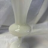 Vase en opaline blanche