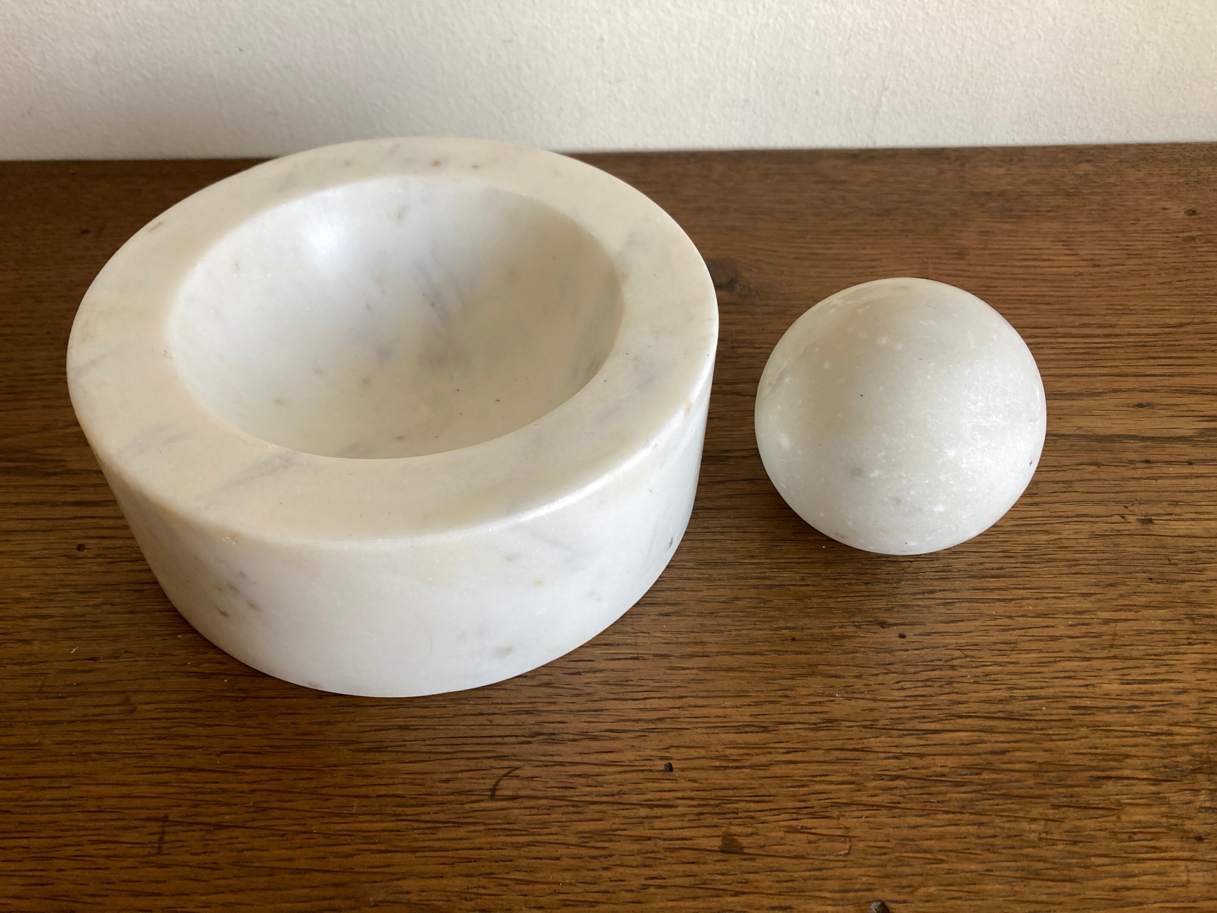 Space Age XXL ashtray in white marble, Italian design 1970.