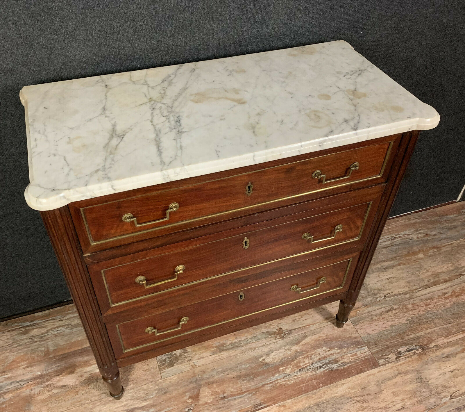 Commode de dame époque Louis XVI en acajou.