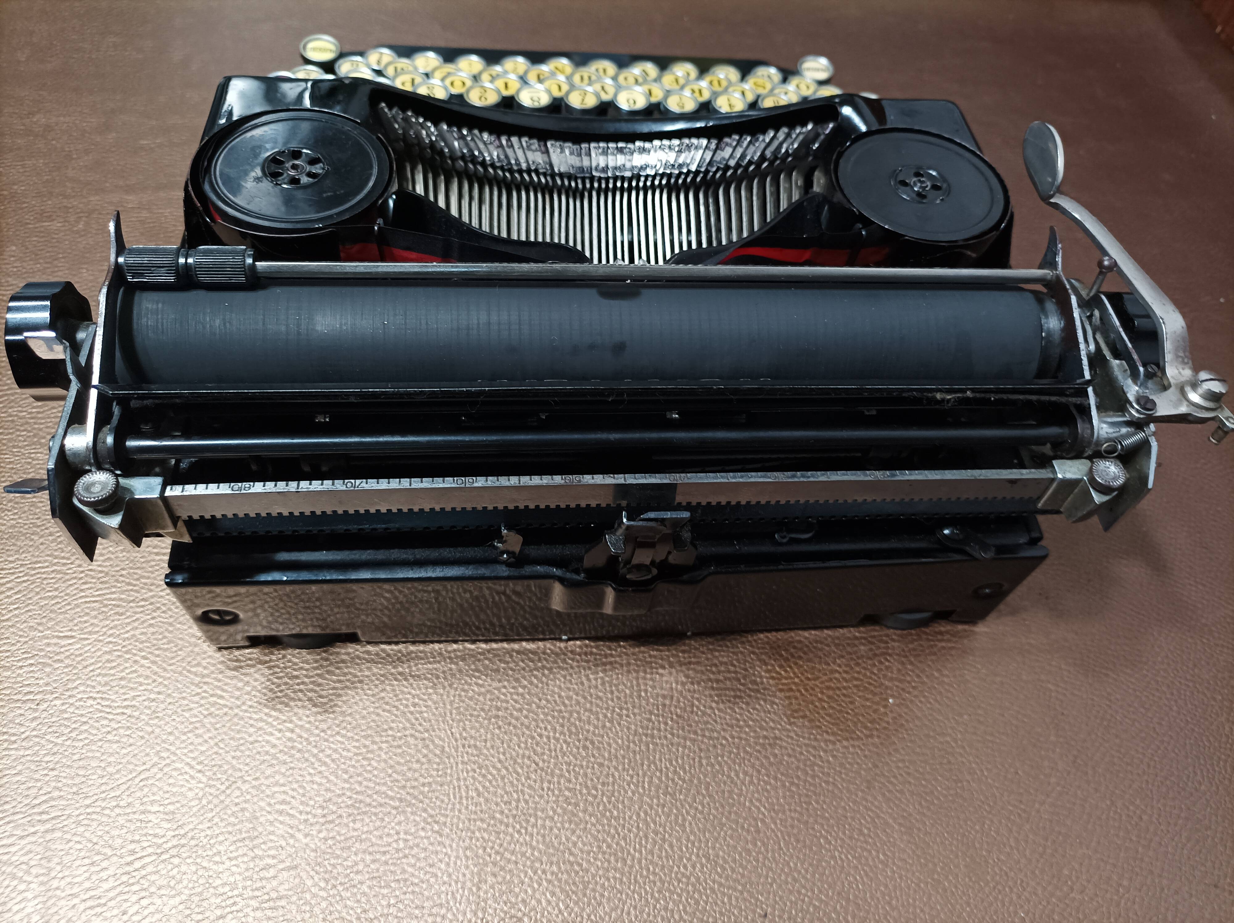 Machine à écrire s.i.m modèle  novalevi années 30 - rare