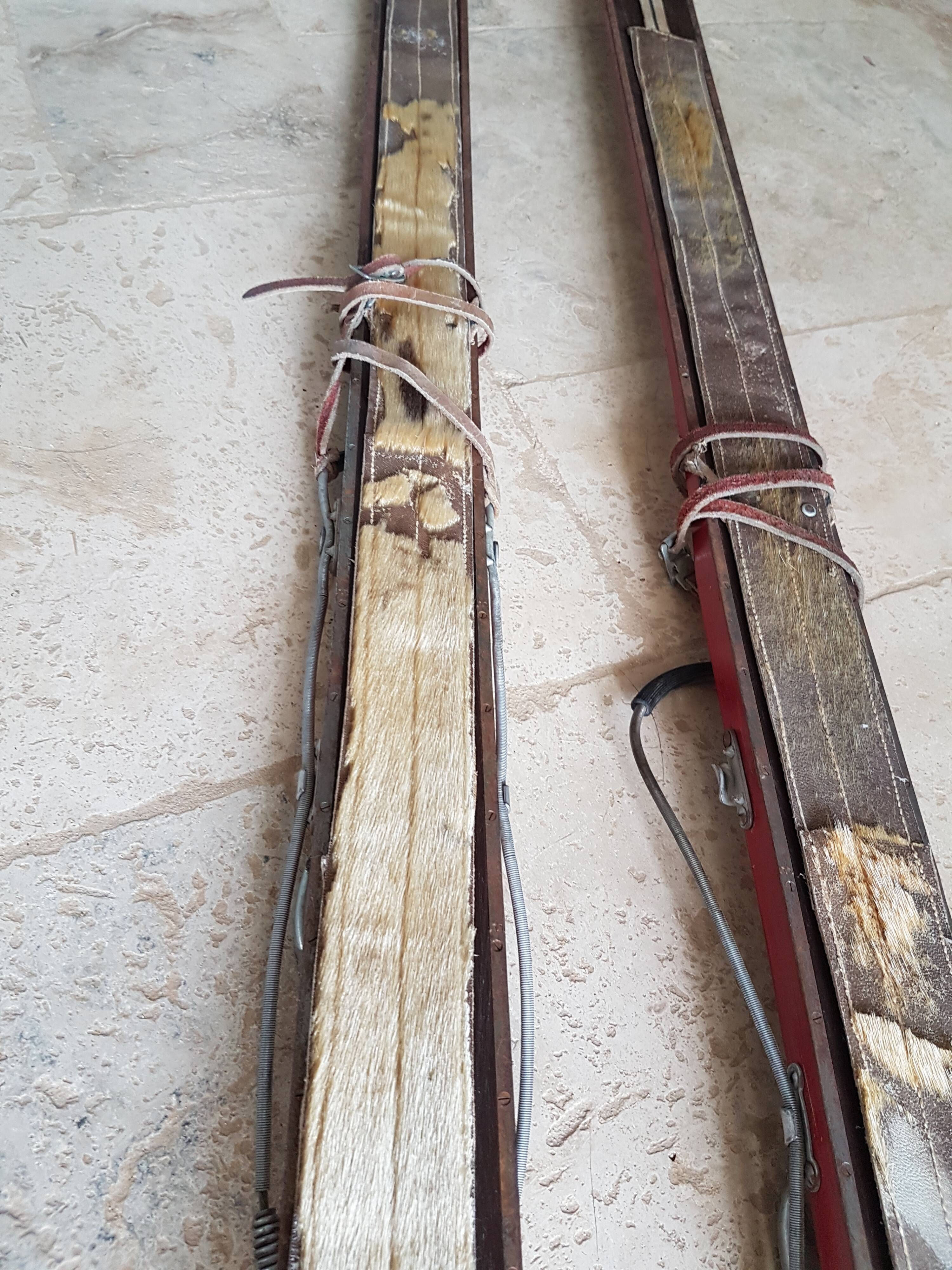 Nordic skiing in wood and skin former