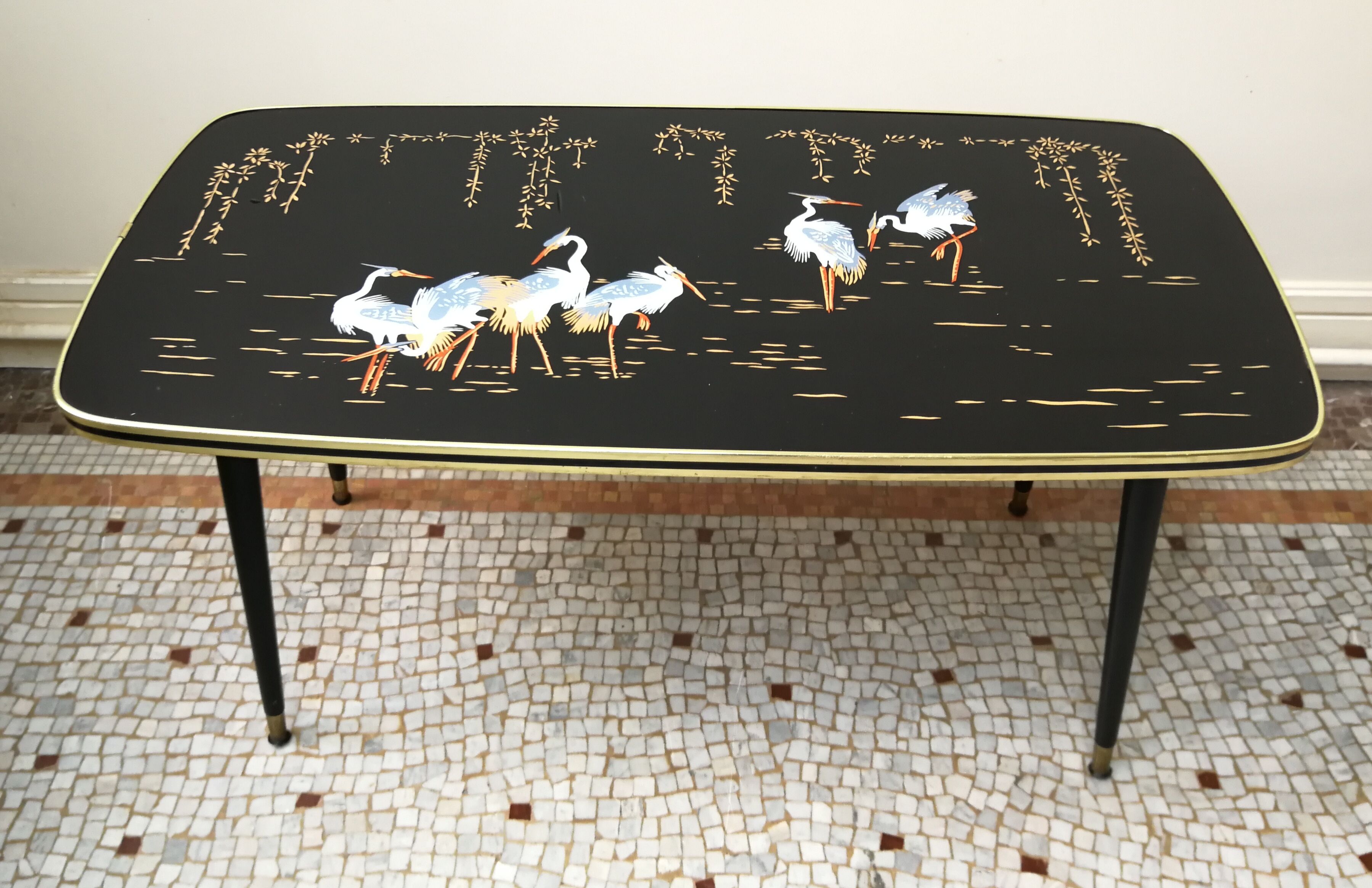 Vintage coffee table with heron décor