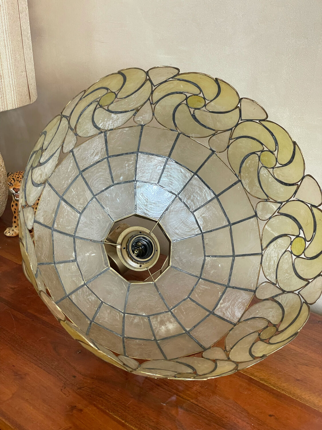 Mother-of-pearl and brass suspension