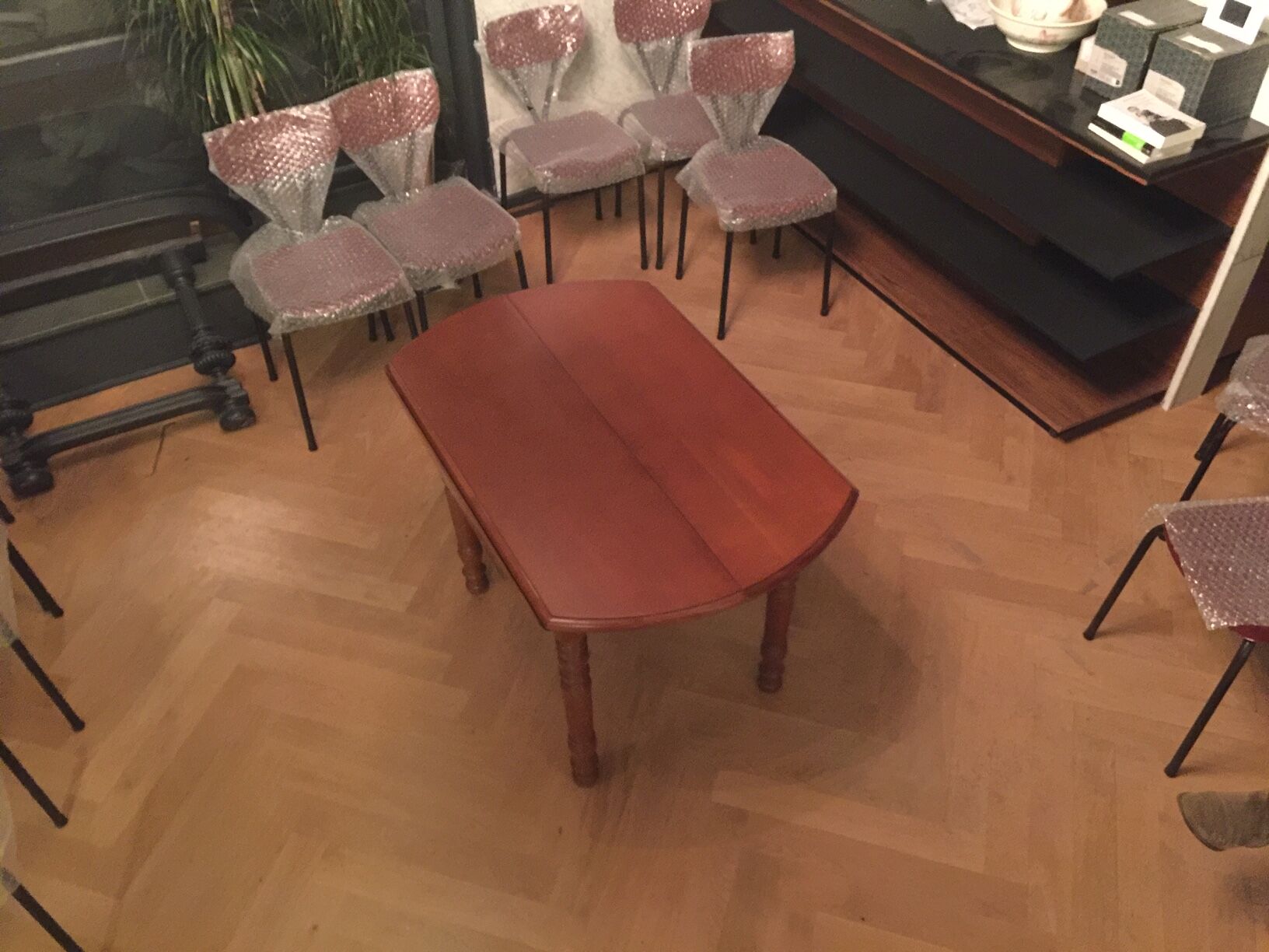 Expandable roundtable