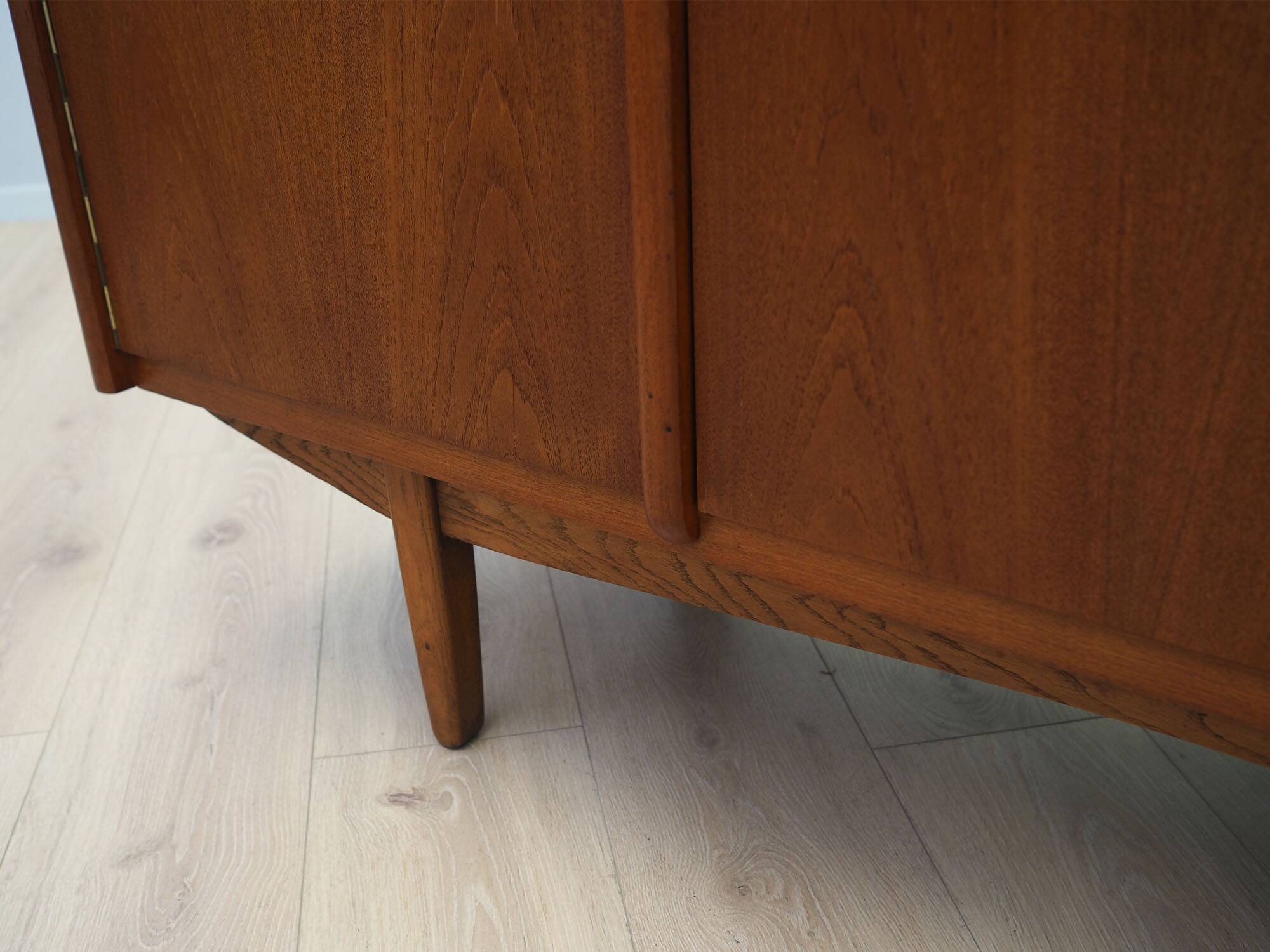 Buffet haut en teck, design danois, années 1960, production : Danemark