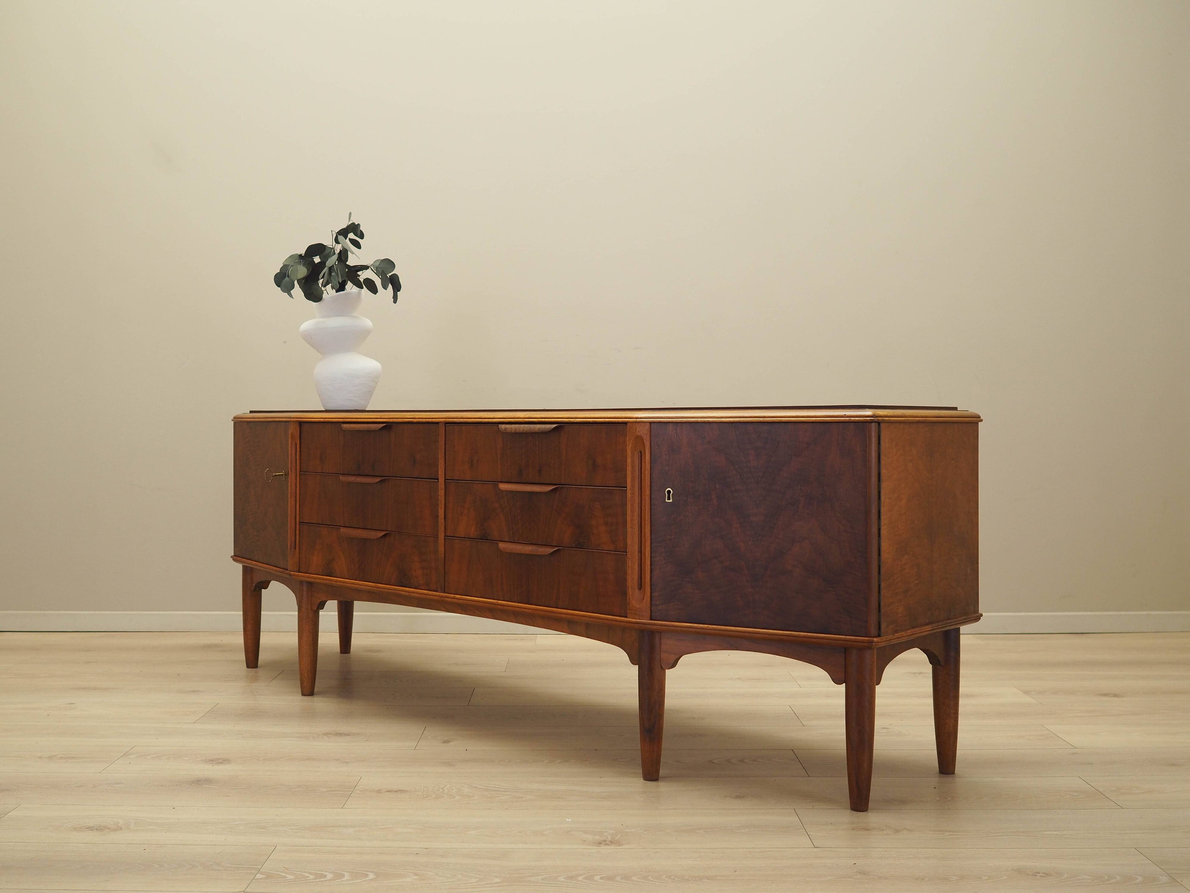 Buffet en noyer, design danois, années 1960, fabriqué au Danemark