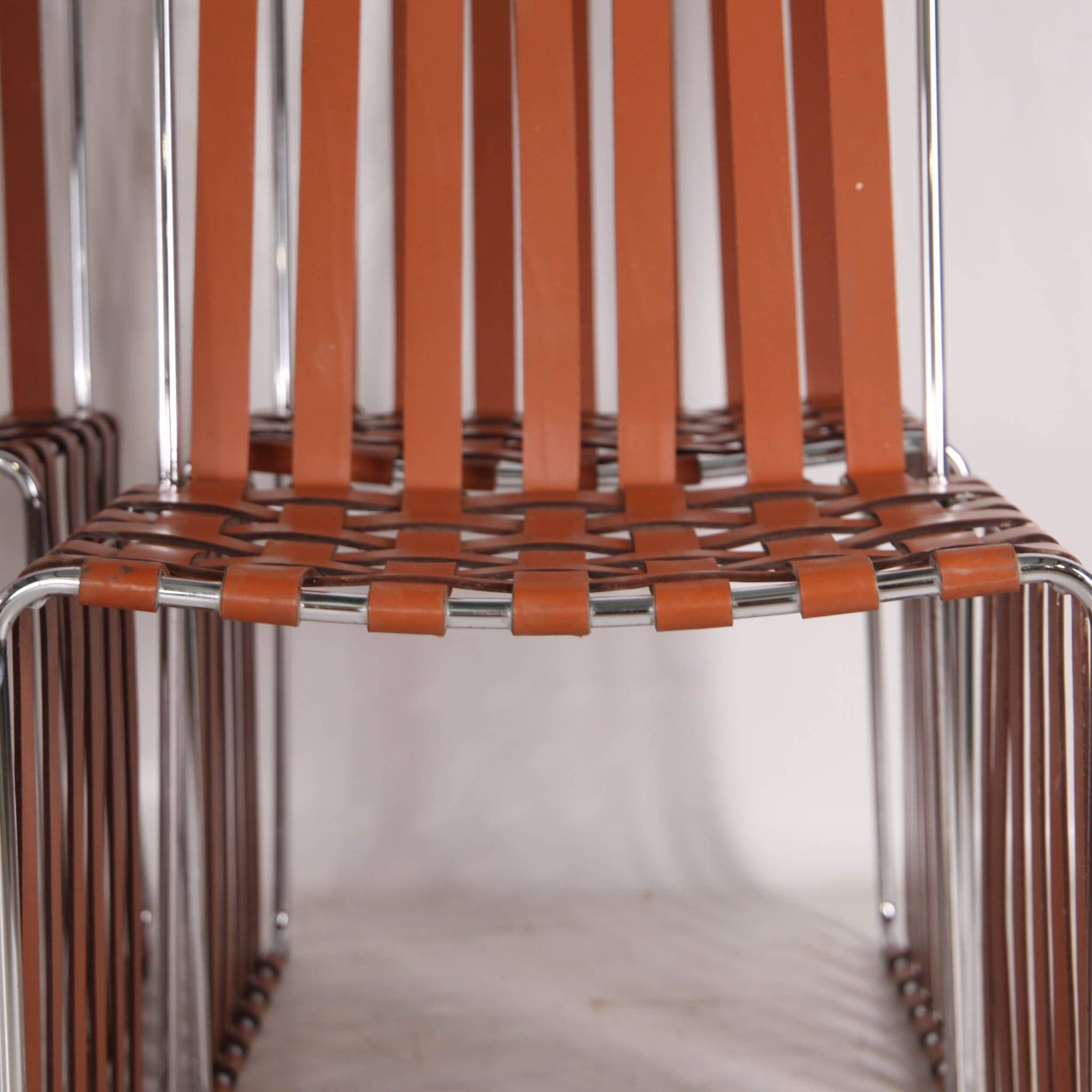 Suite de 6 chaises en cuir et chrome