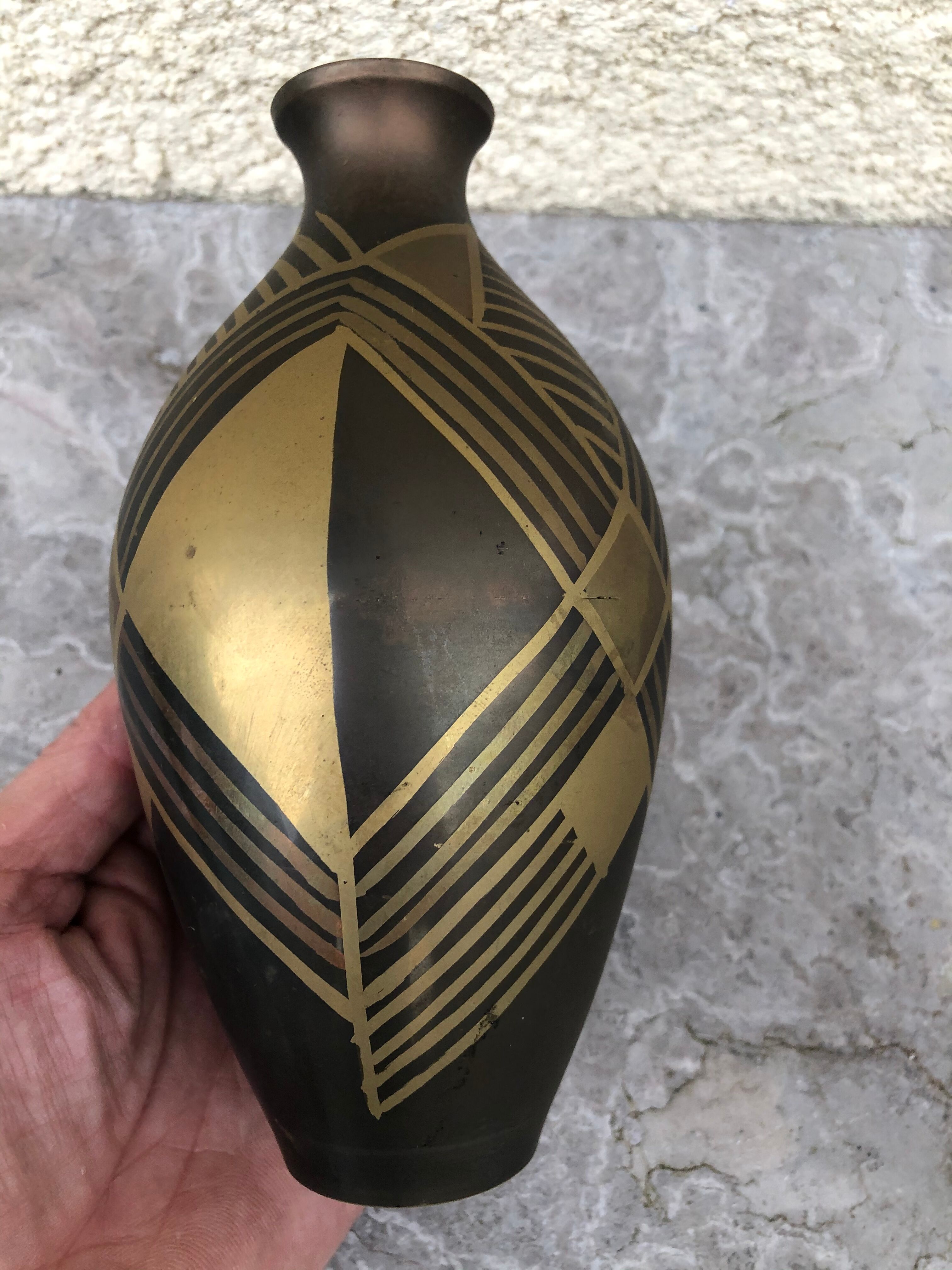 Vase art deco en dinanderie travail français vers 1930 1940