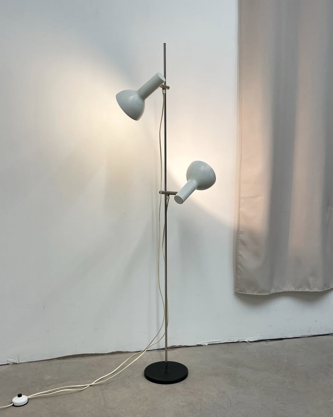 Swiss floor lamp with 2 white spots