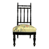 Chaise de salon antique avec tissu fleuri Nobilis