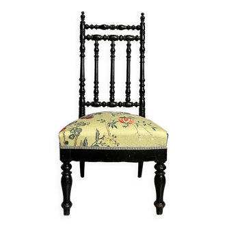 Chaise de salon antique avec tissu fleuri Nobilis