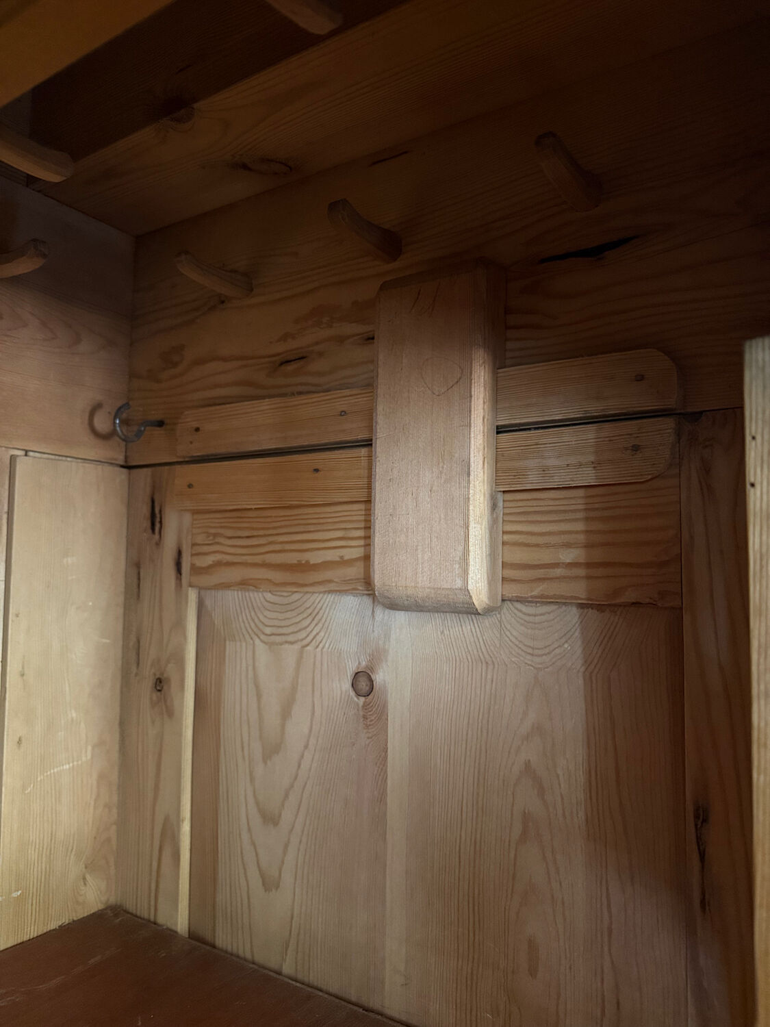 Small Parisian wardrobe "bonnetière"