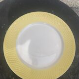 Deux plats en faience un creux et un plat a gateaux blanc et bordure jaune