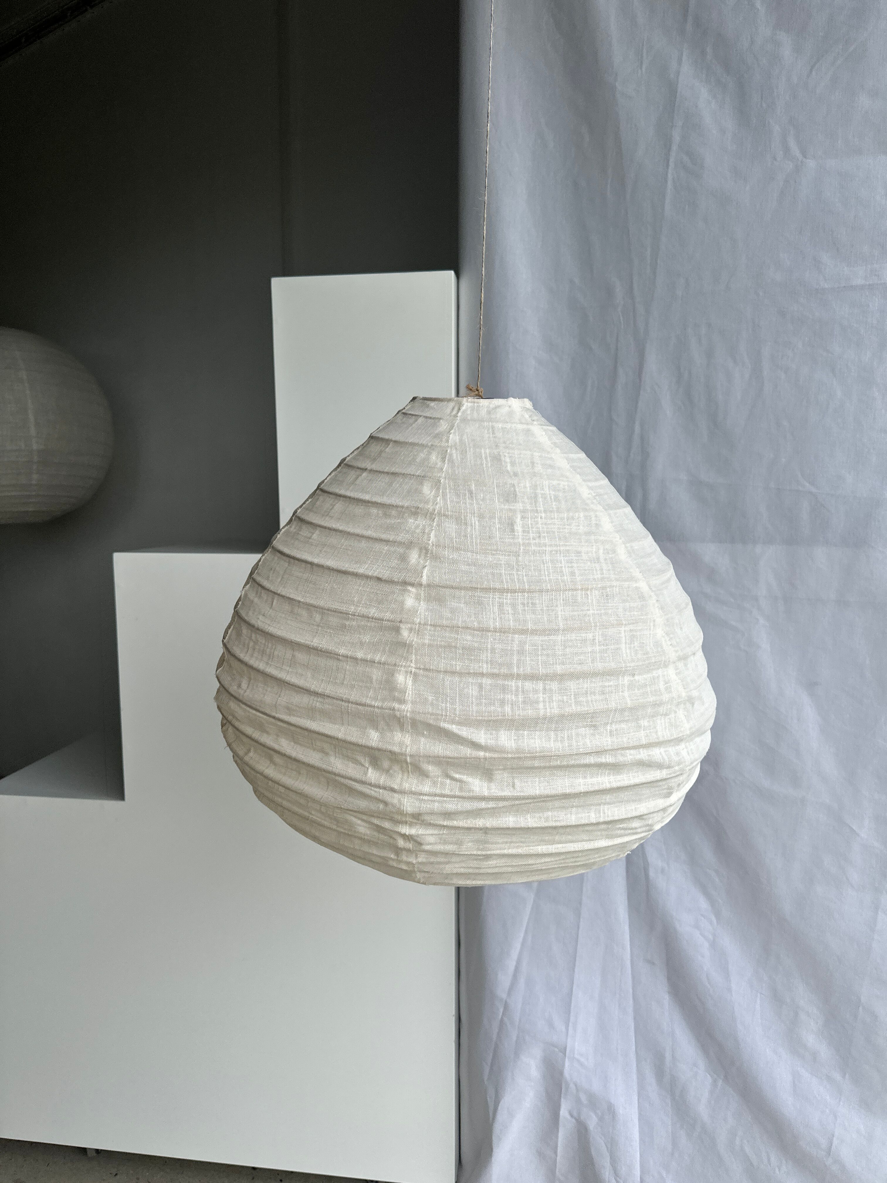 Suspension in rattan and natural japanese linen in the shape of a drop