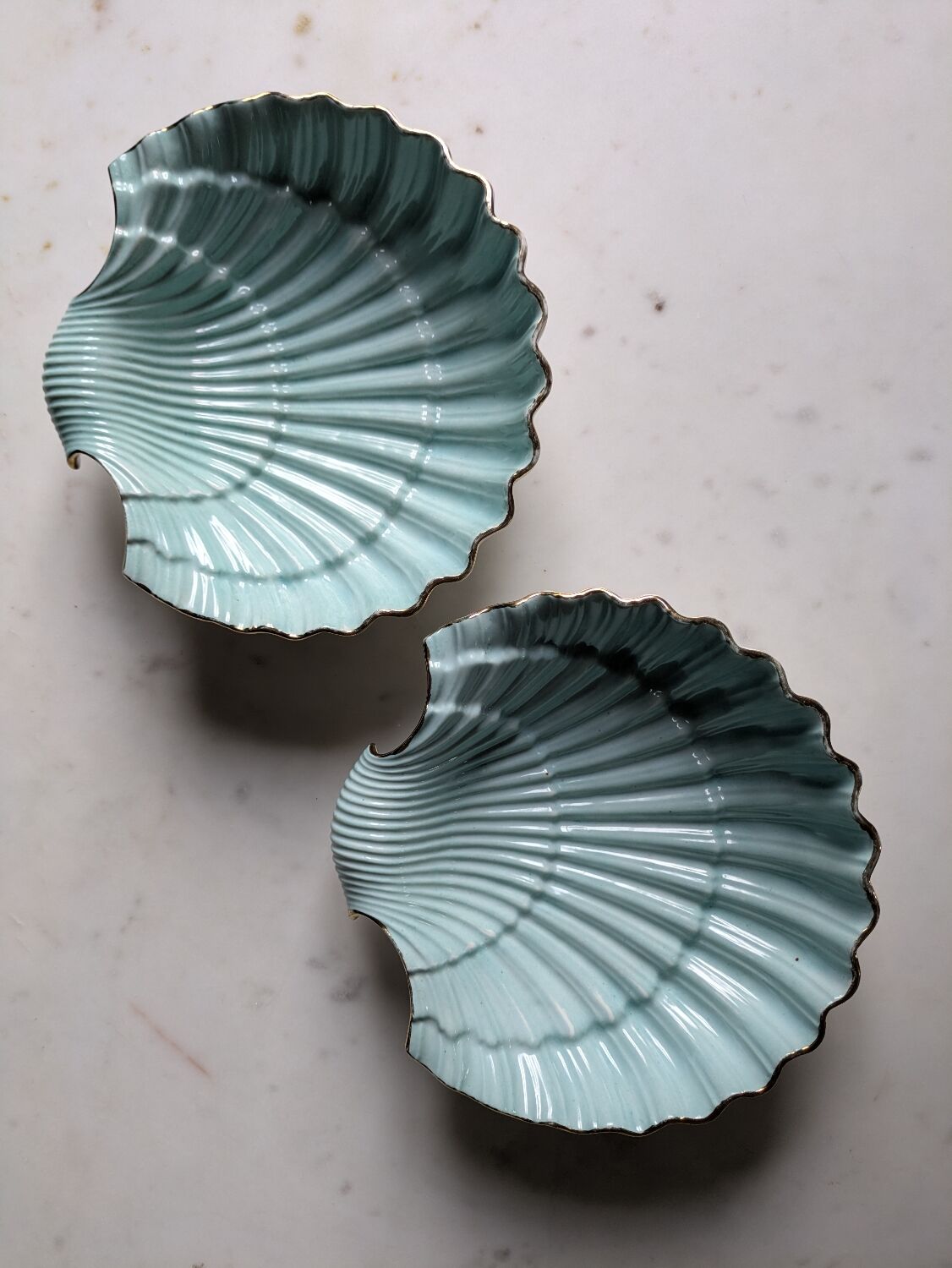 Shell-shaped porcelain dishes.