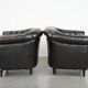 Ensemble de deux luxueux fauteuils club Chesterfield en cuir de vachette noir.