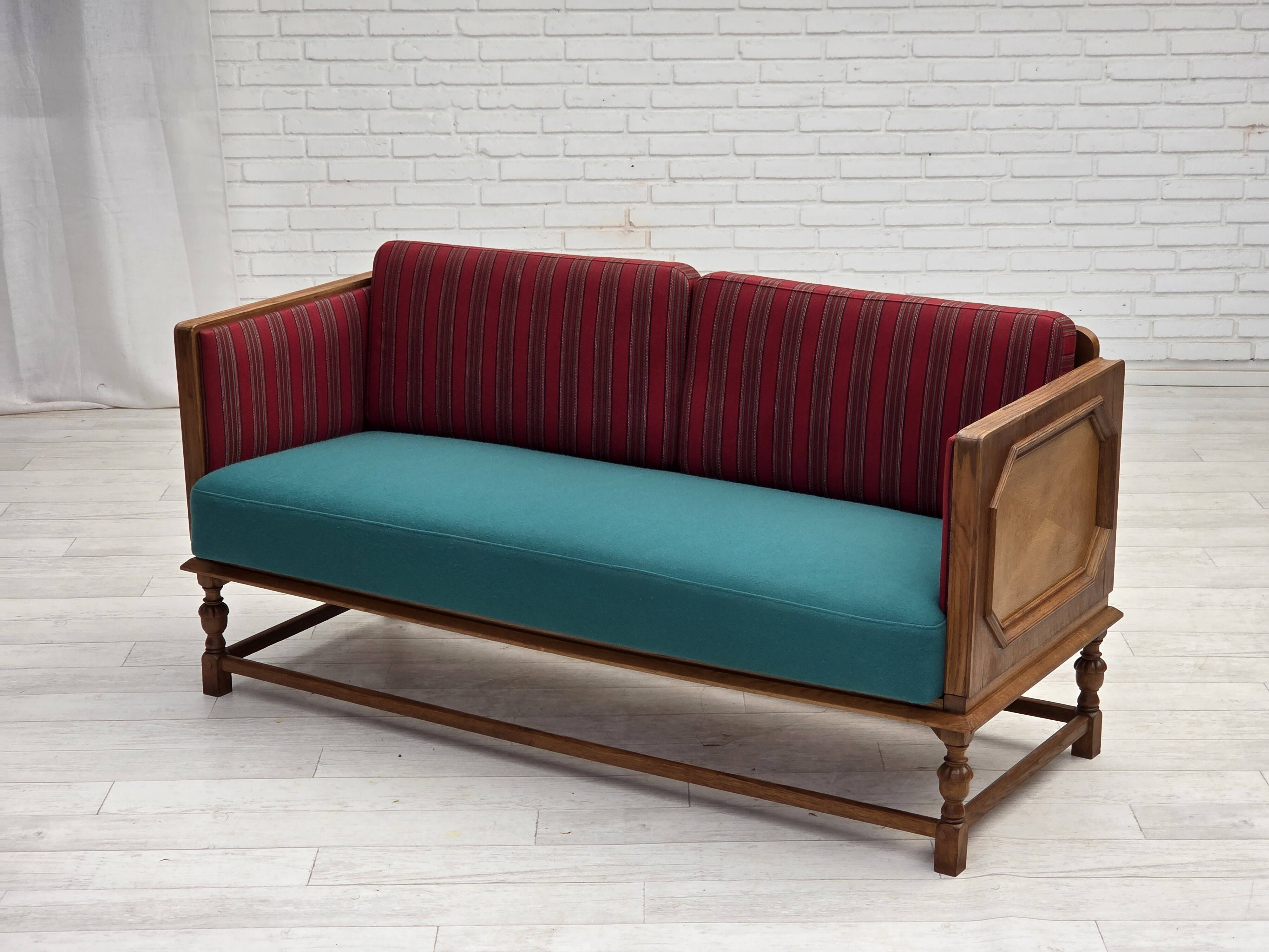 Canapé danois à accoudoirs rabattables 2 places des années 1950, tissu d'ameublement rouge rayé d'origine en laine,