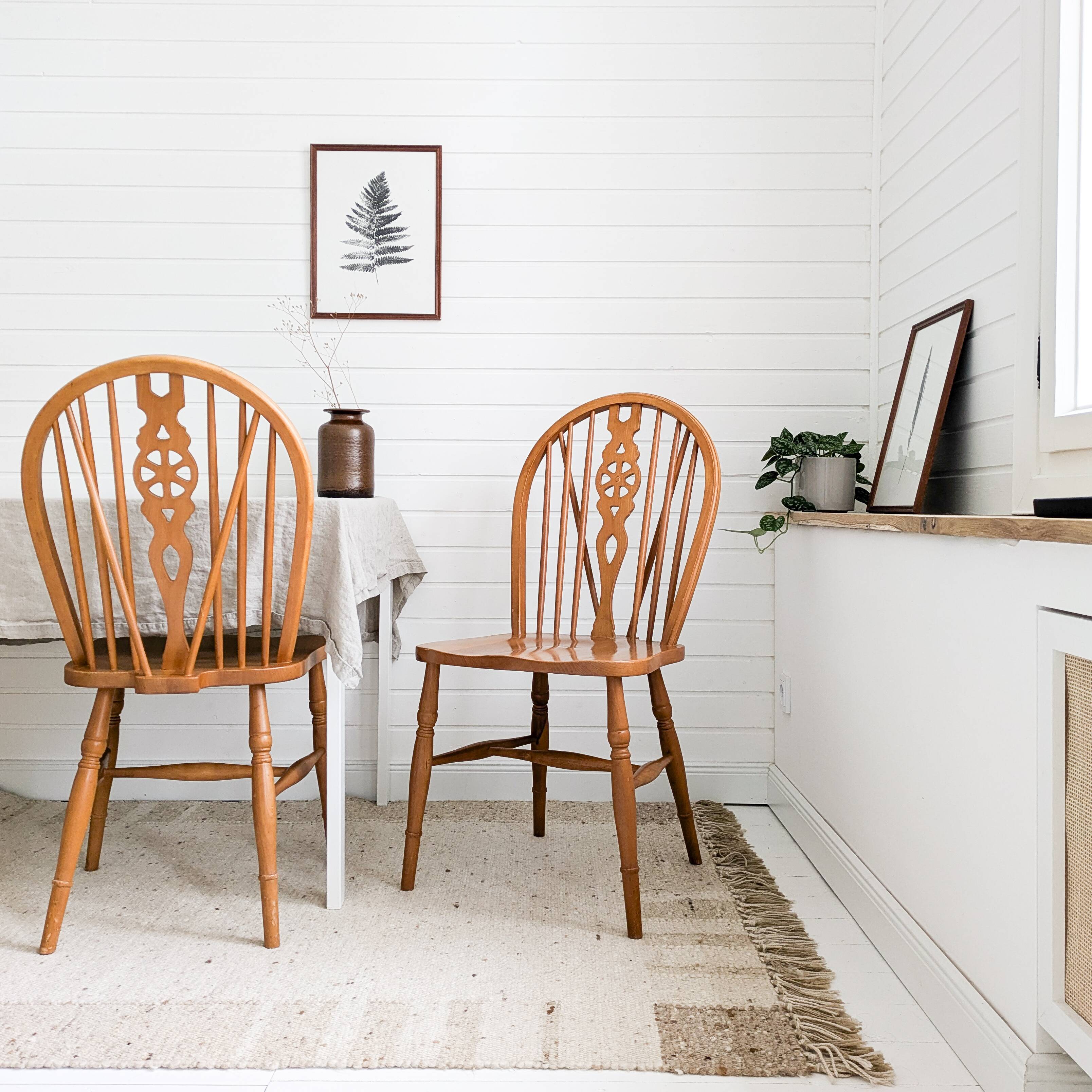 Paire de chaises vintage bois clair, dossier à barreaux, style campagne chic