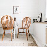 Paire de chaises vintage bois clair, dossier à barreaux, style campagne chic