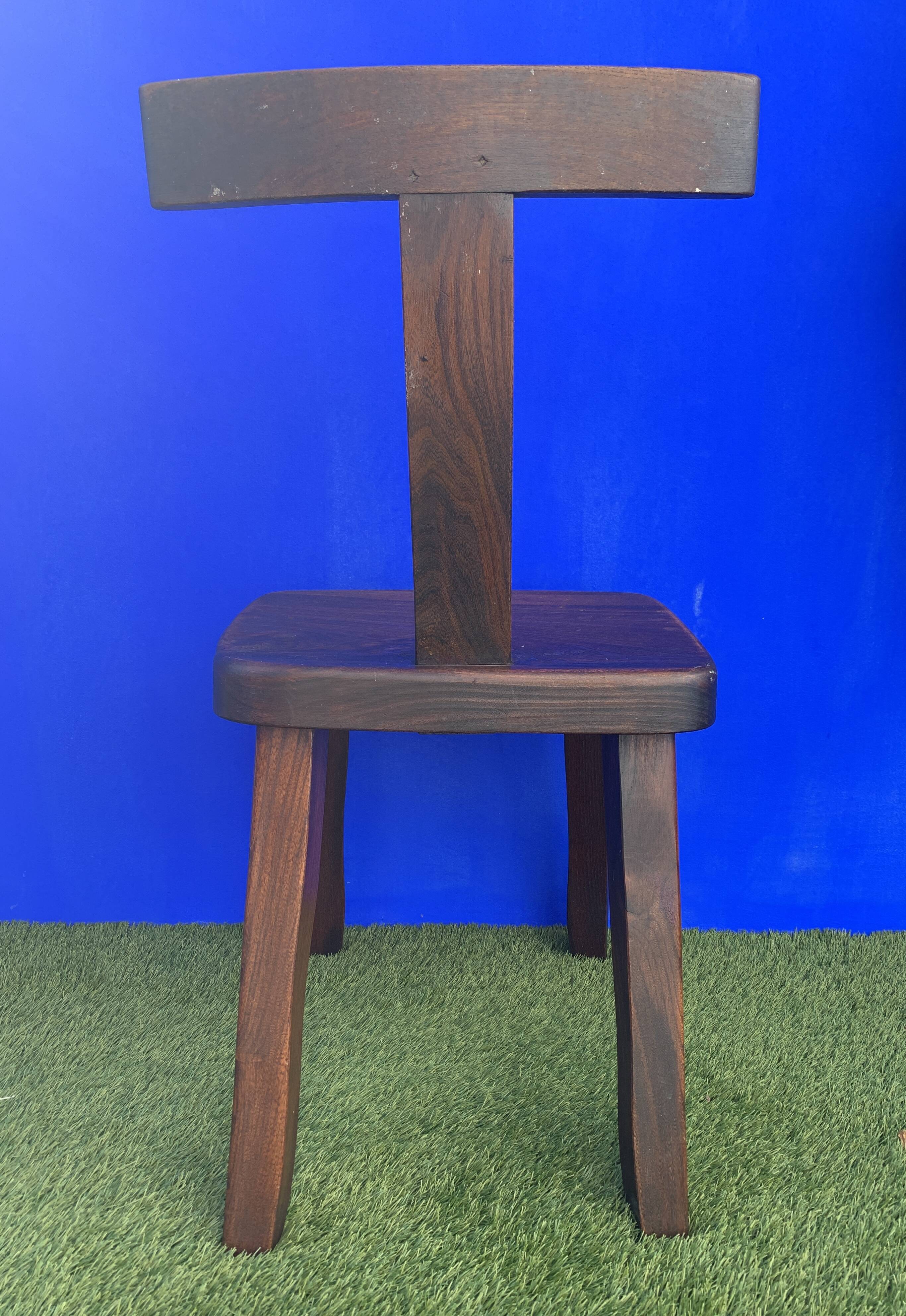 Pair of brutalist T-shaped chairs, solid Aranjou elm, design Olavi Hanninen, 1970