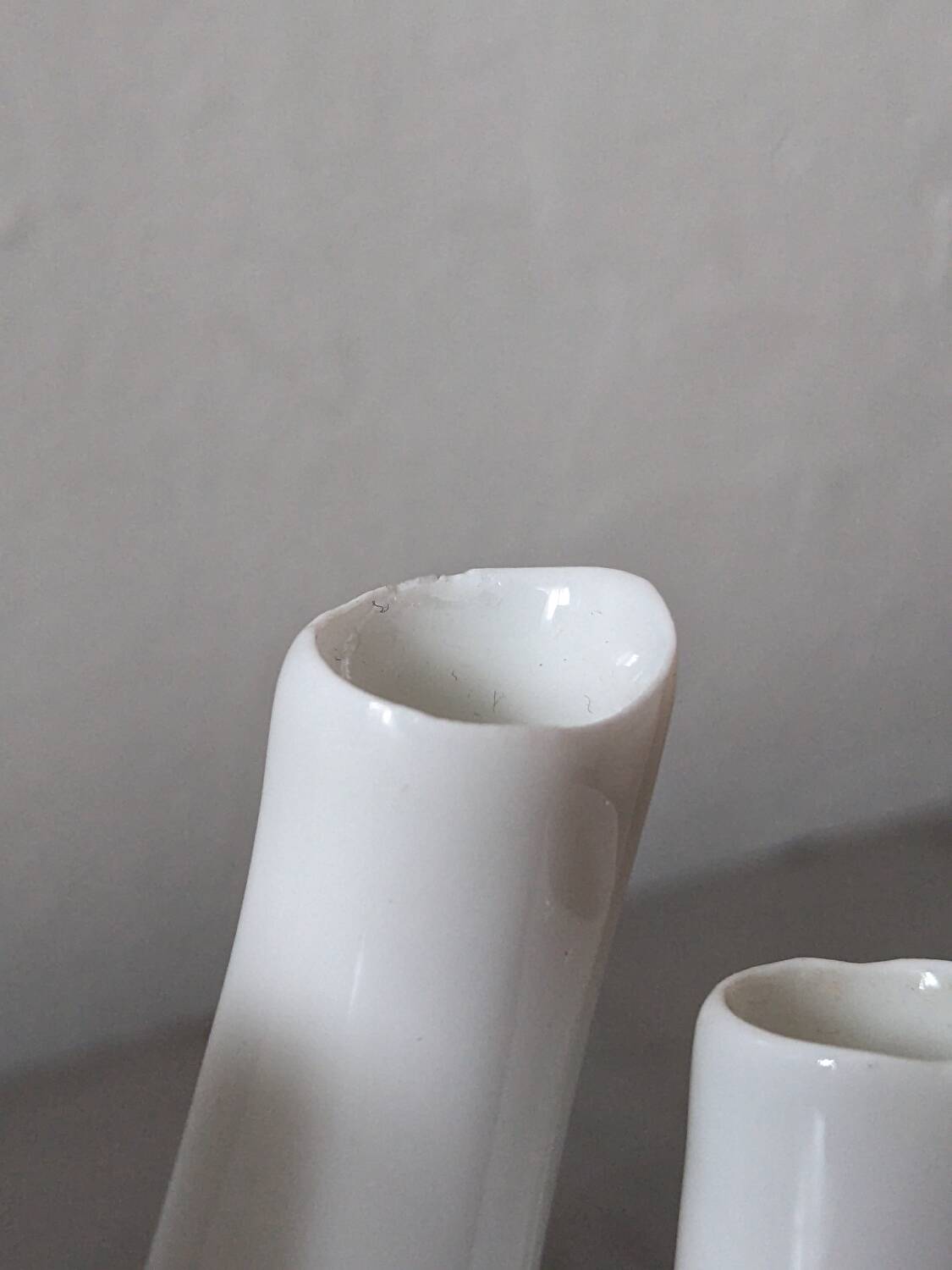 set of decorative vases composed of 11 white ceramic soliflores, evoking the delicate appearance of coral. In good general condition, despite some chips. Dimensions: 29.5 * 5.2 * 11.5 cm.