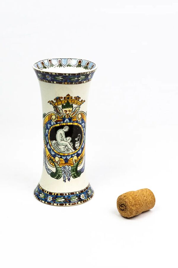 Vase cornet en faïence fine de Gien, décor Renaissance — fin XIXe siècle