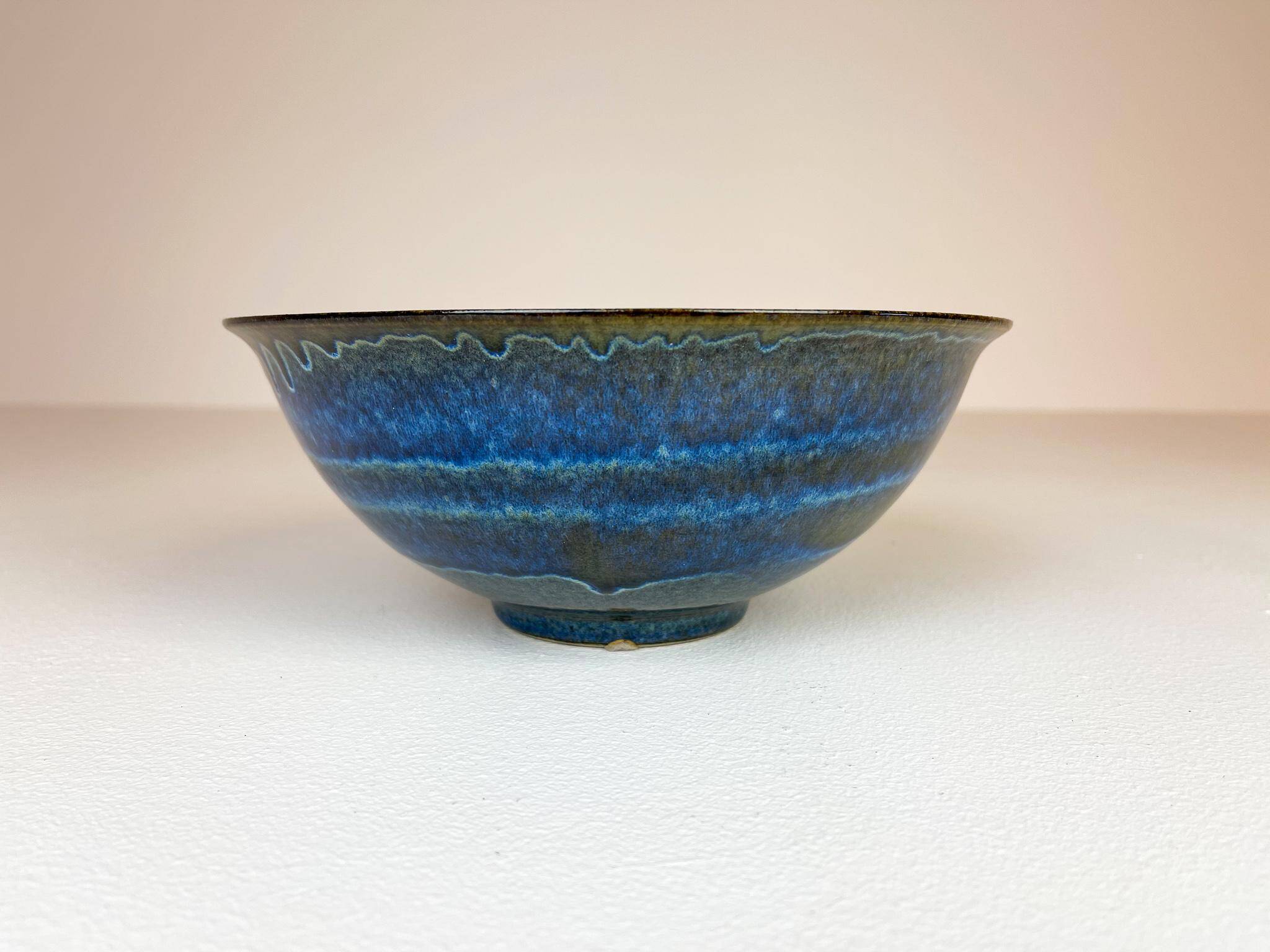 Modernist ceramic bowl by Carl-Harry Stålhane, Design Huset, Sweden.