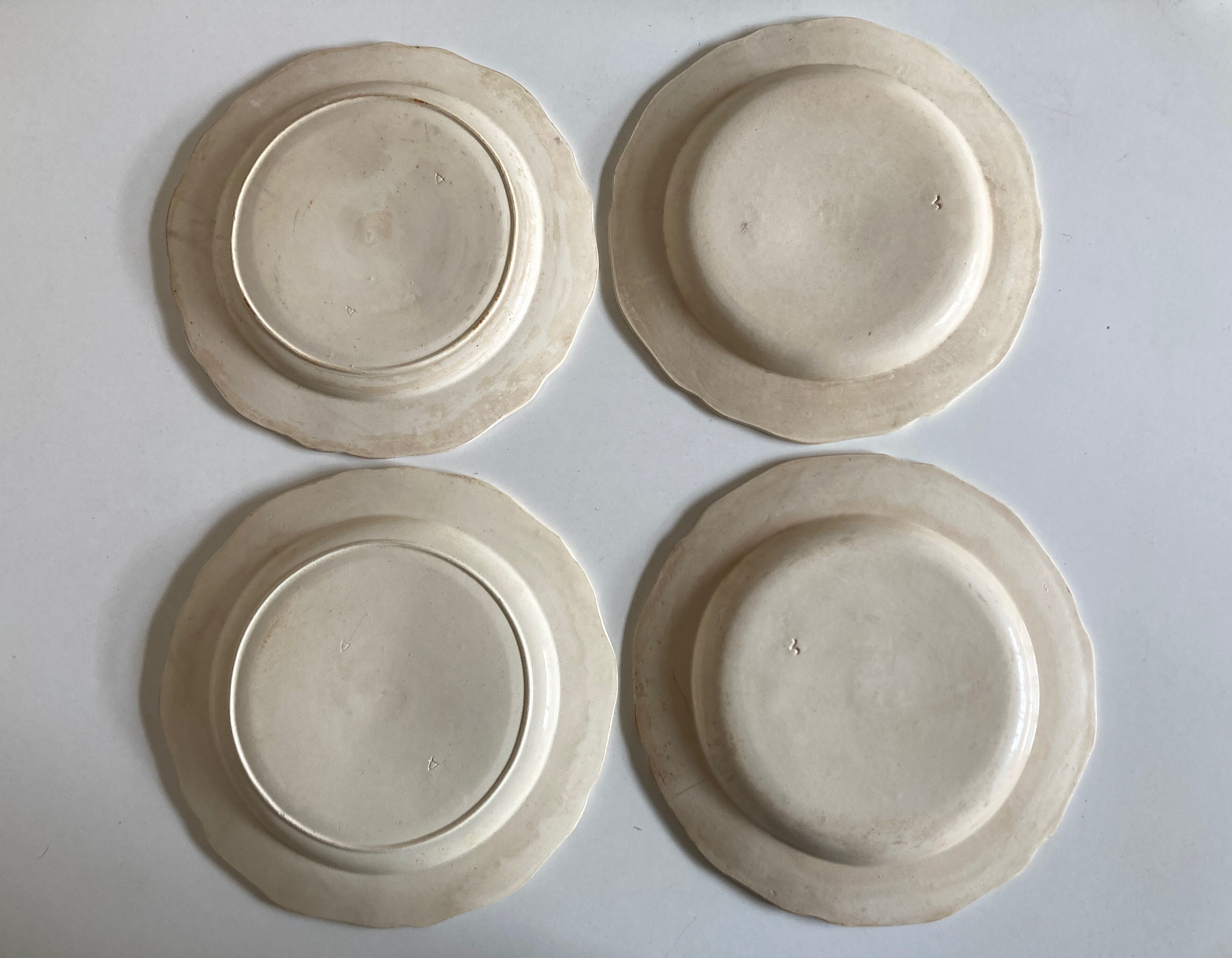 Set de 4 assiettes 18e à godrons en faience fine