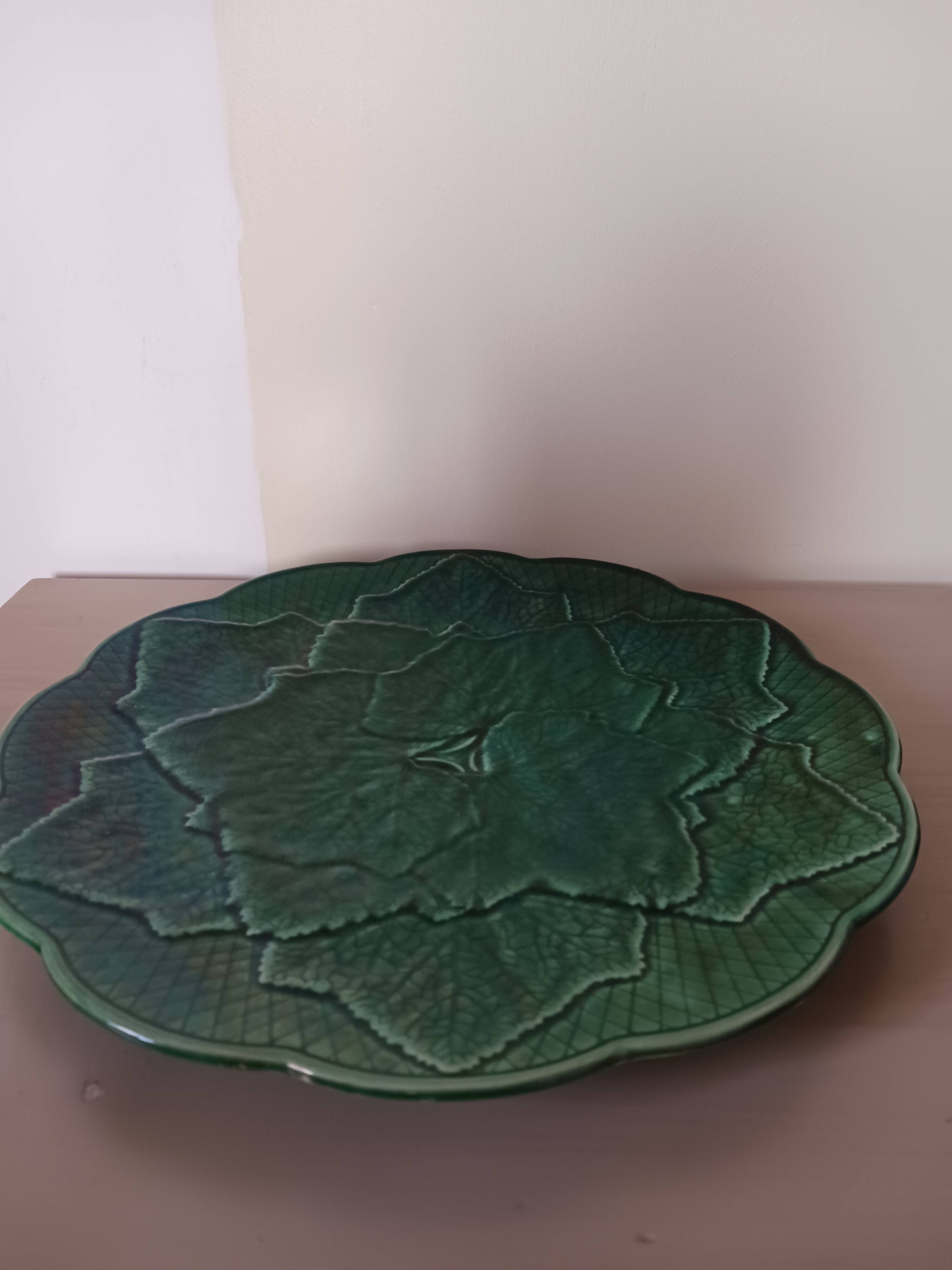 Plat rond en barbotine Gien
