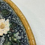 Plat bleu à fleurs