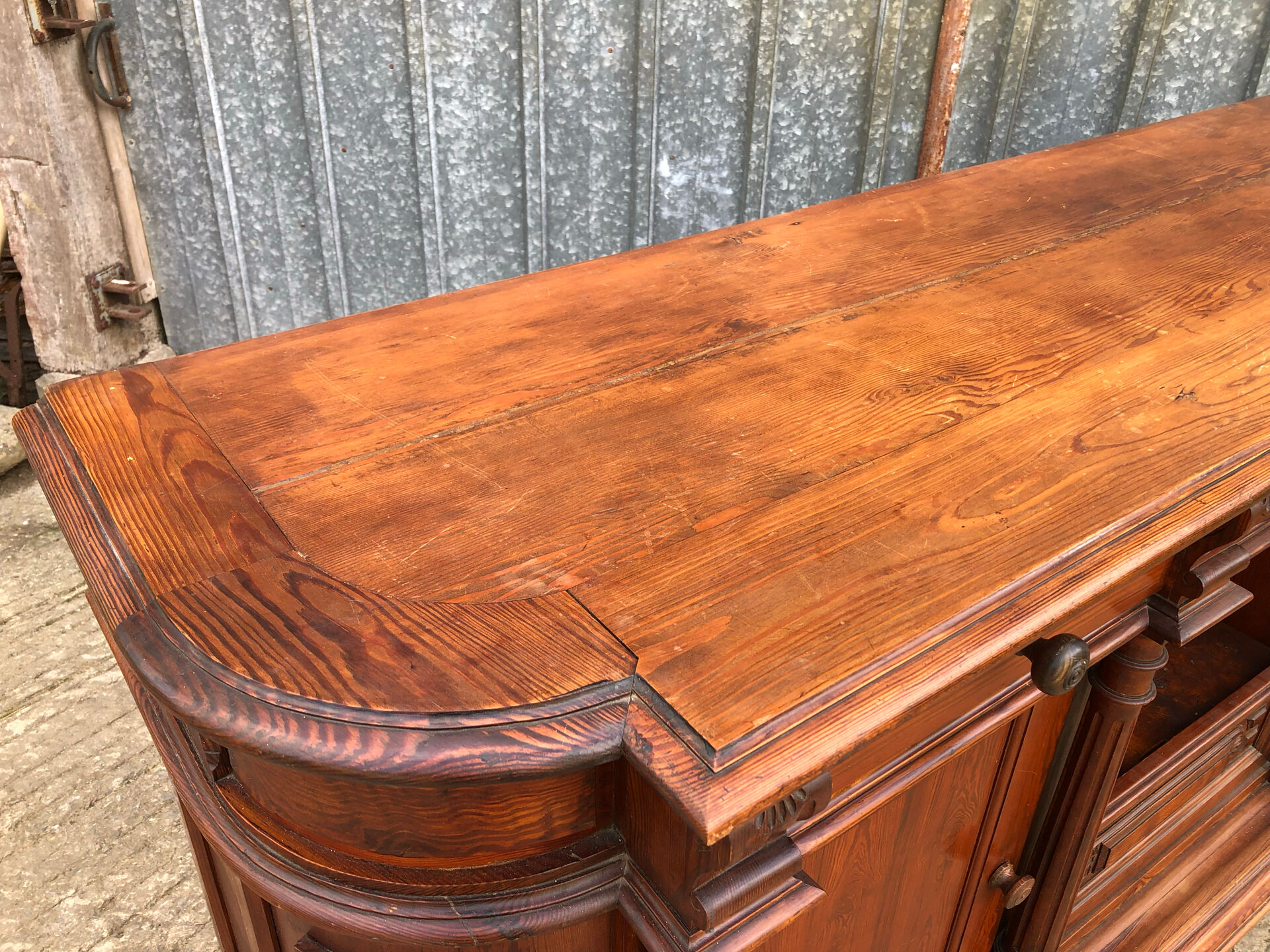 Antique sideboard with rounded edges in pitch pine from the late 19th century.