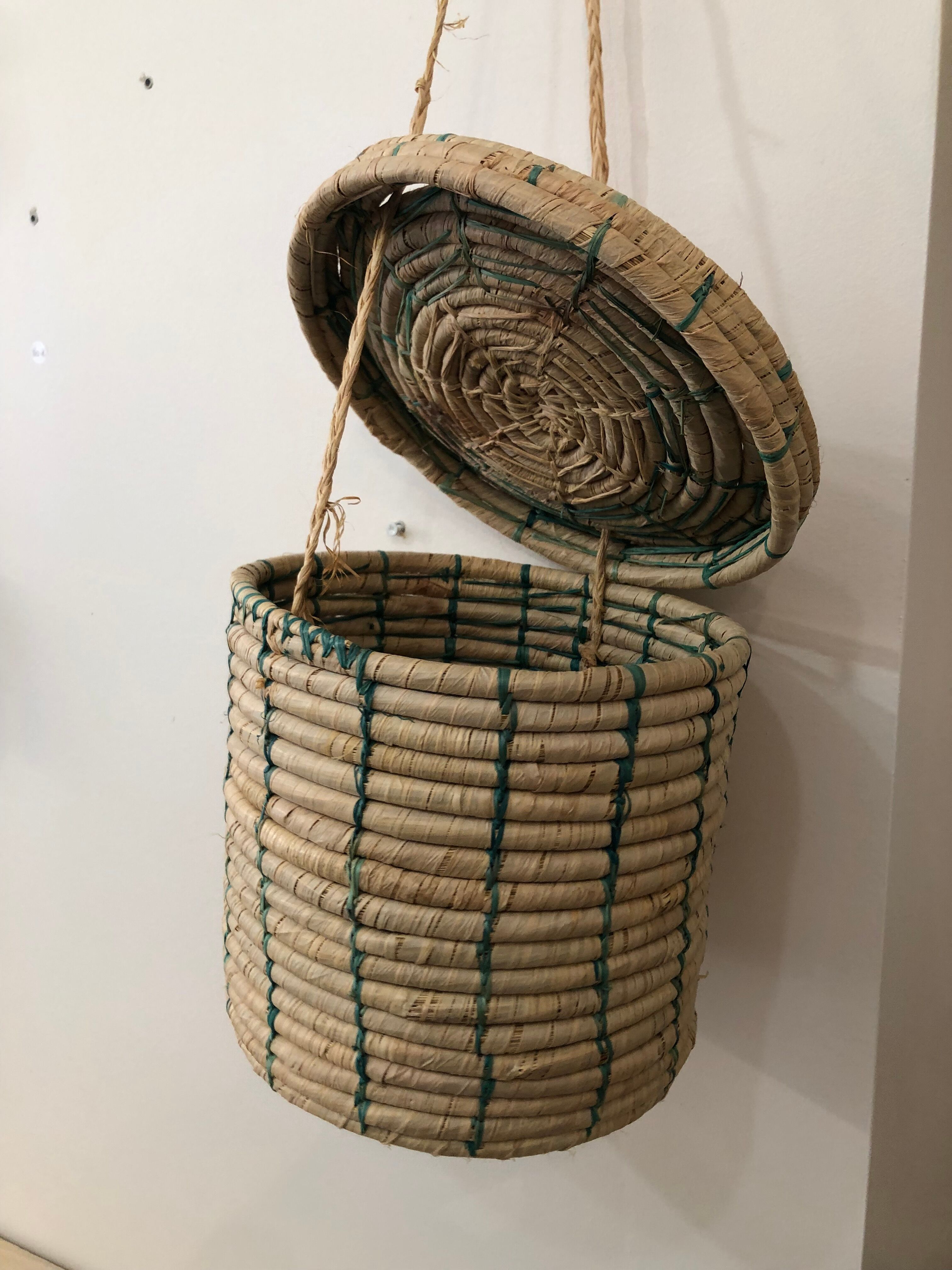 Wicker basket to hang