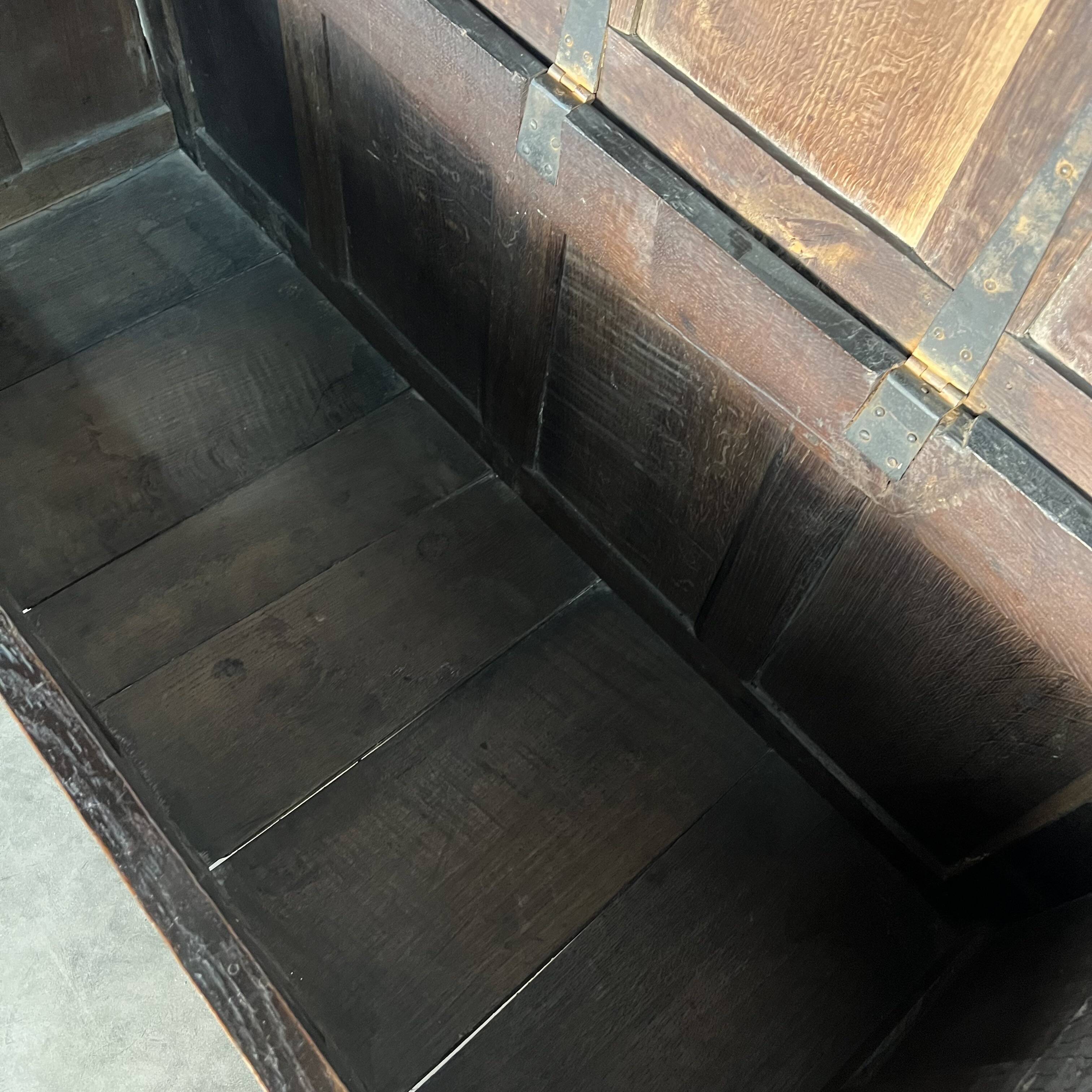 Large English chest from the 17th century in carved oak.