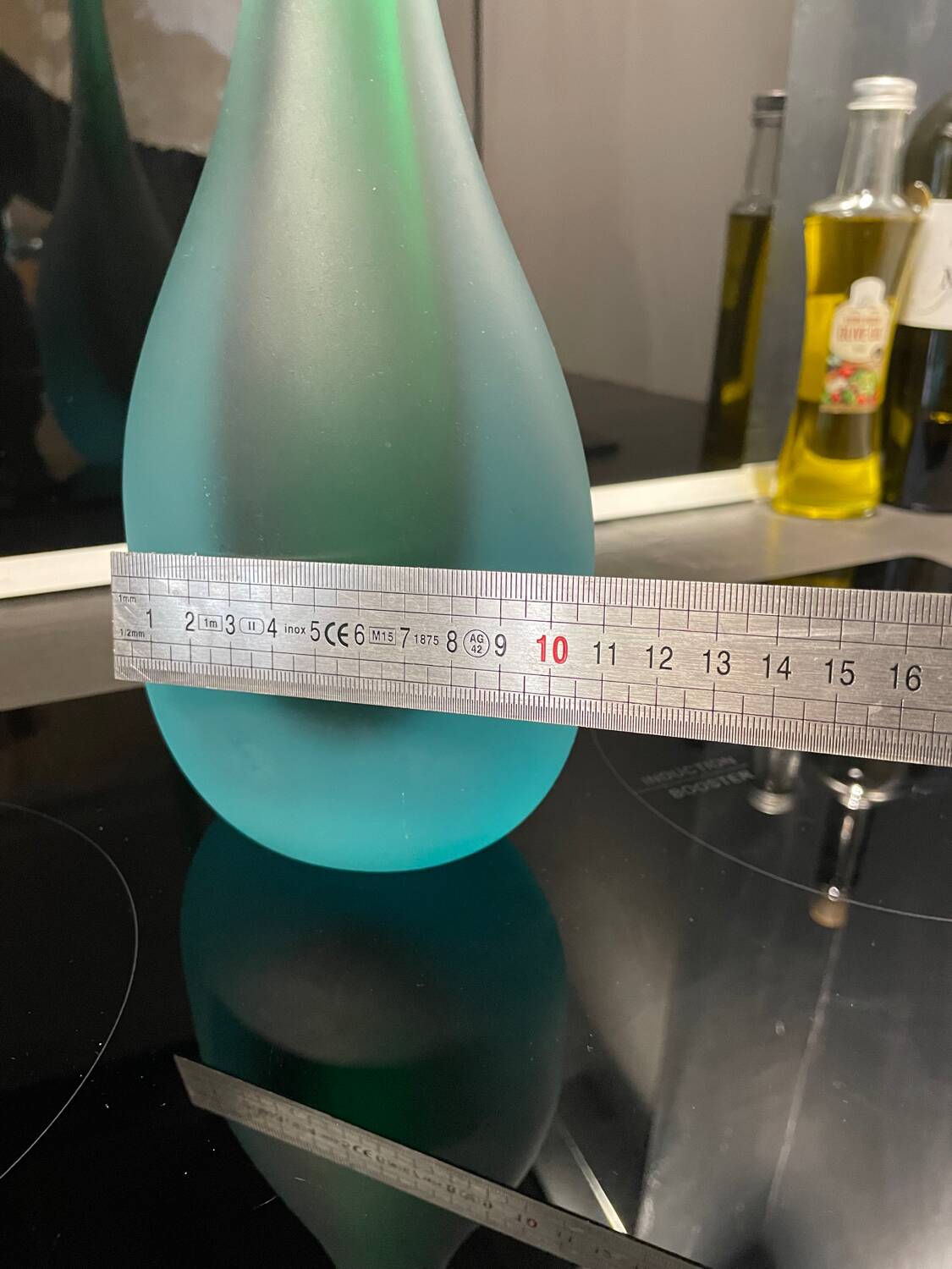 Vase en verre soufflé de Murano en forme de flûte avec un dégradé givré de teal à vert.