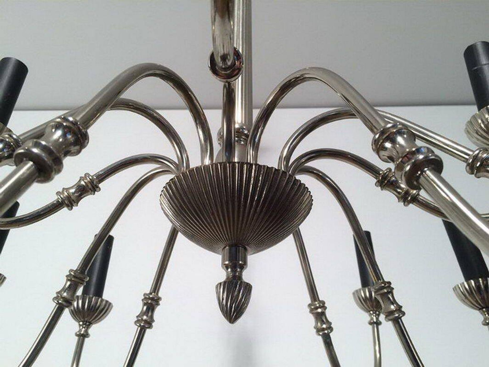 Lustre de style néoclassique en métal argenté à 12 bras de lumière