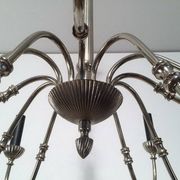 Lustre de style néoclassique en métal argenté à 12 bras de lumière